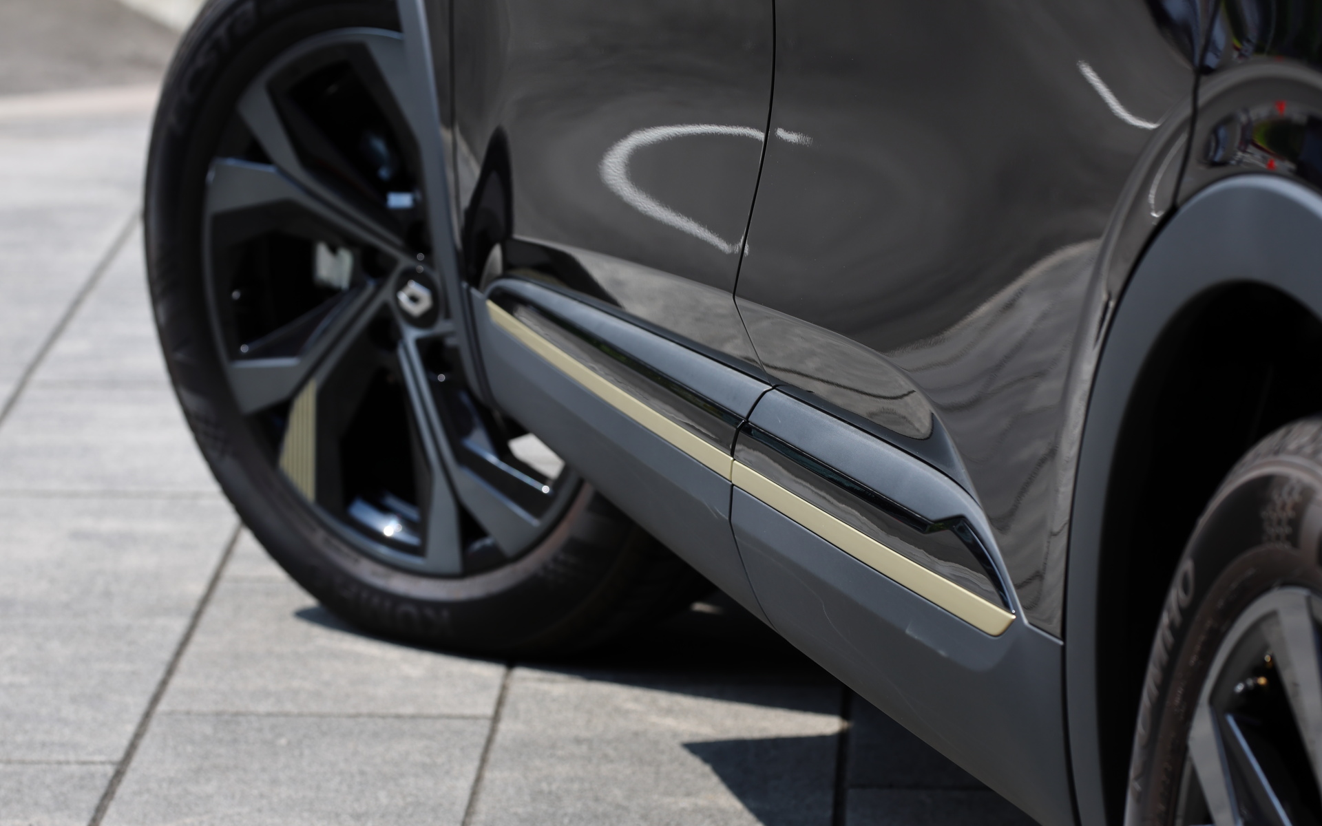 アルカナ E-TECH エンジニアード（469万円）。ブリリアントブラックのエンブレムやフロントグリルガーニッシュ、スキッドプレート、リアスポイラーと、ウォームチタニウムカラーのF1ブレード、ツインエキゾーストフィニッシャーを装着。