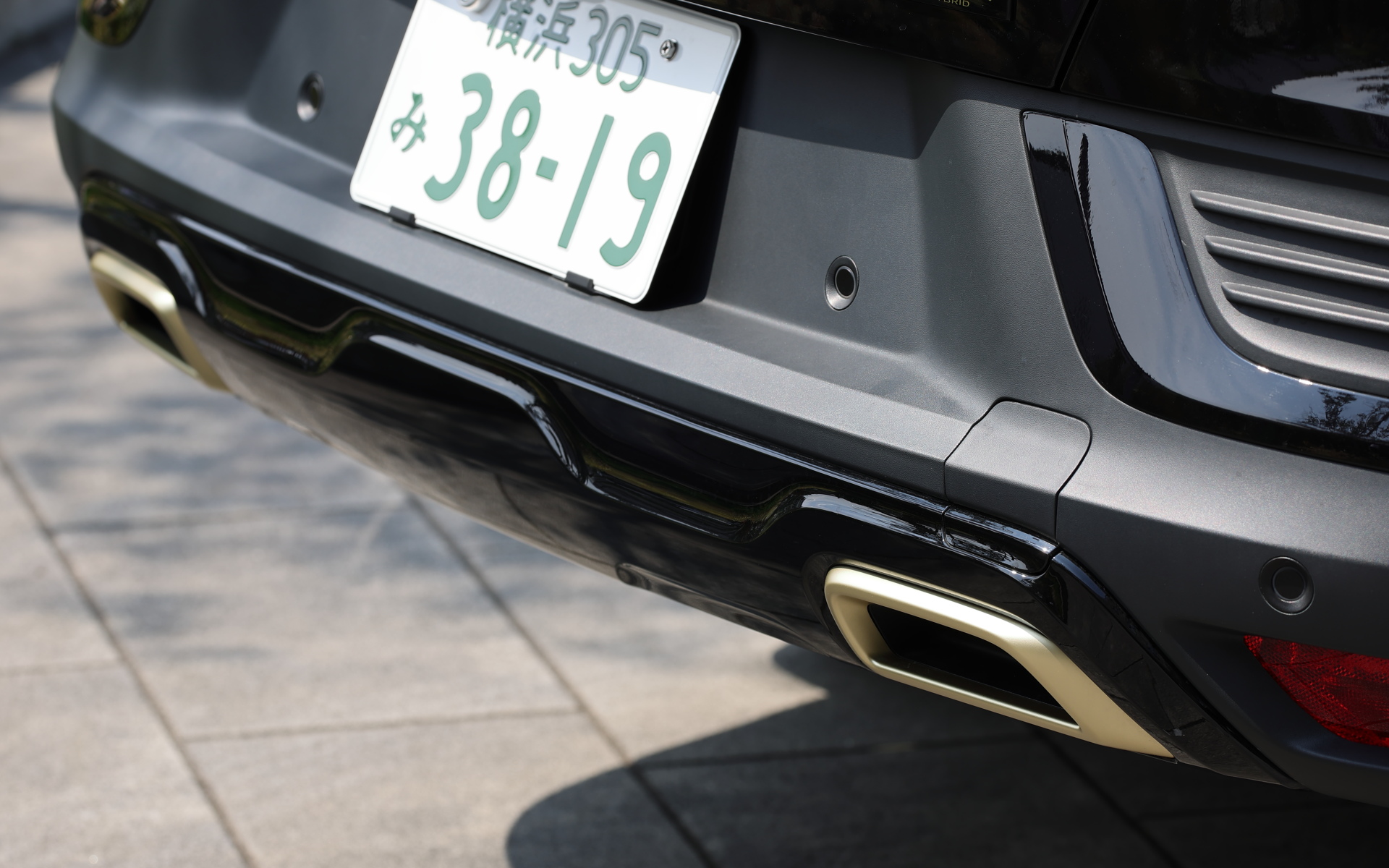 アルカナ E-TECH エンジニアード（469万円）。ブリリアントブラックのエンブレムやフロントグリルガーニッシュ、スキッドプレート、リアスポイラーと、ウォームチタニウムカラーのF1ブレード、ツインエキゾーストフィニッシャーを装着。