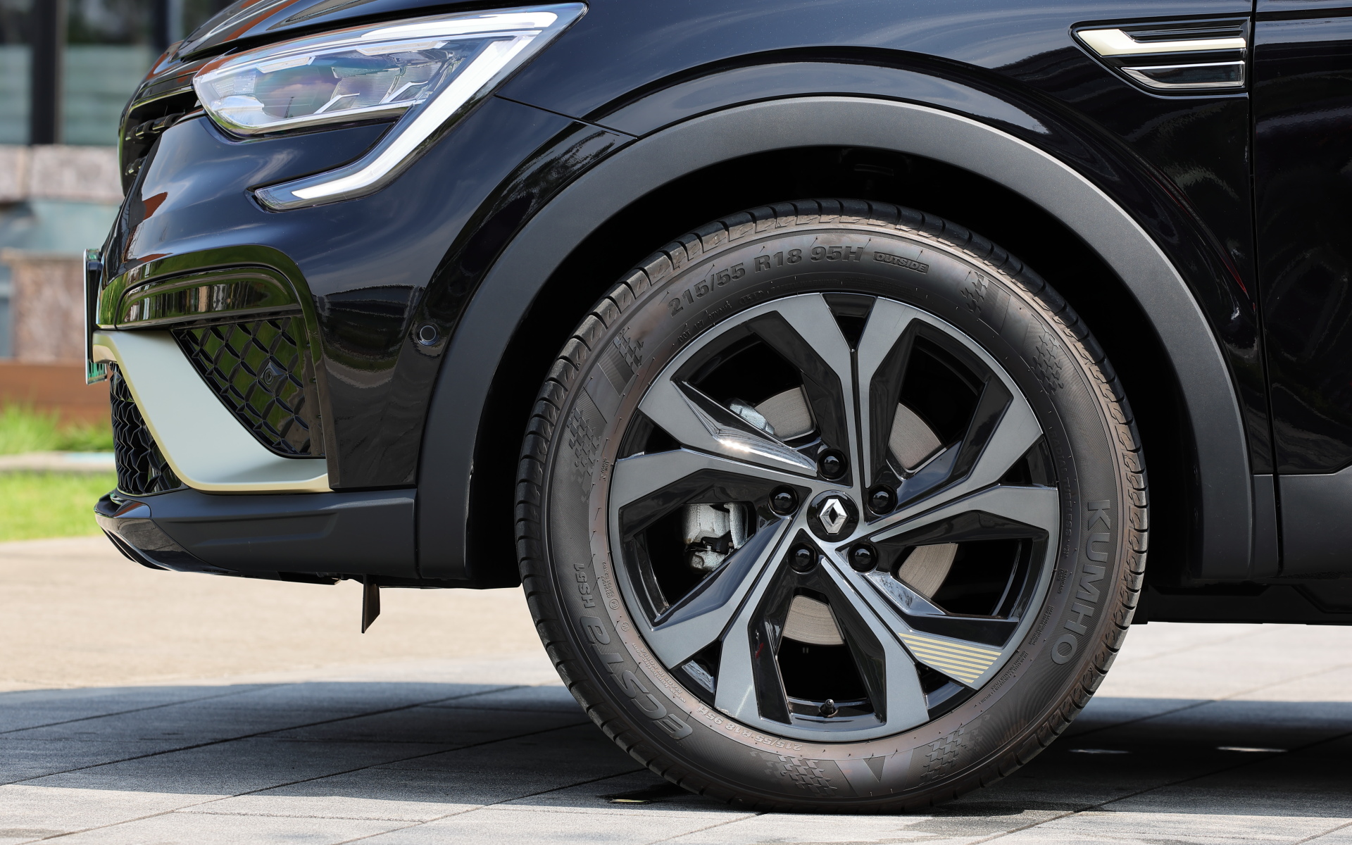 アルカナ E-TECH エンジニアード（469万円）。ブリリアントブラックのエンブレムやフロントグリルガーニッシュ、スキッドプレート、リアスポイラーと、ウォームチタニウムカラーのF1ブレード、ツインエキゾーストフィニッシャーを装着。