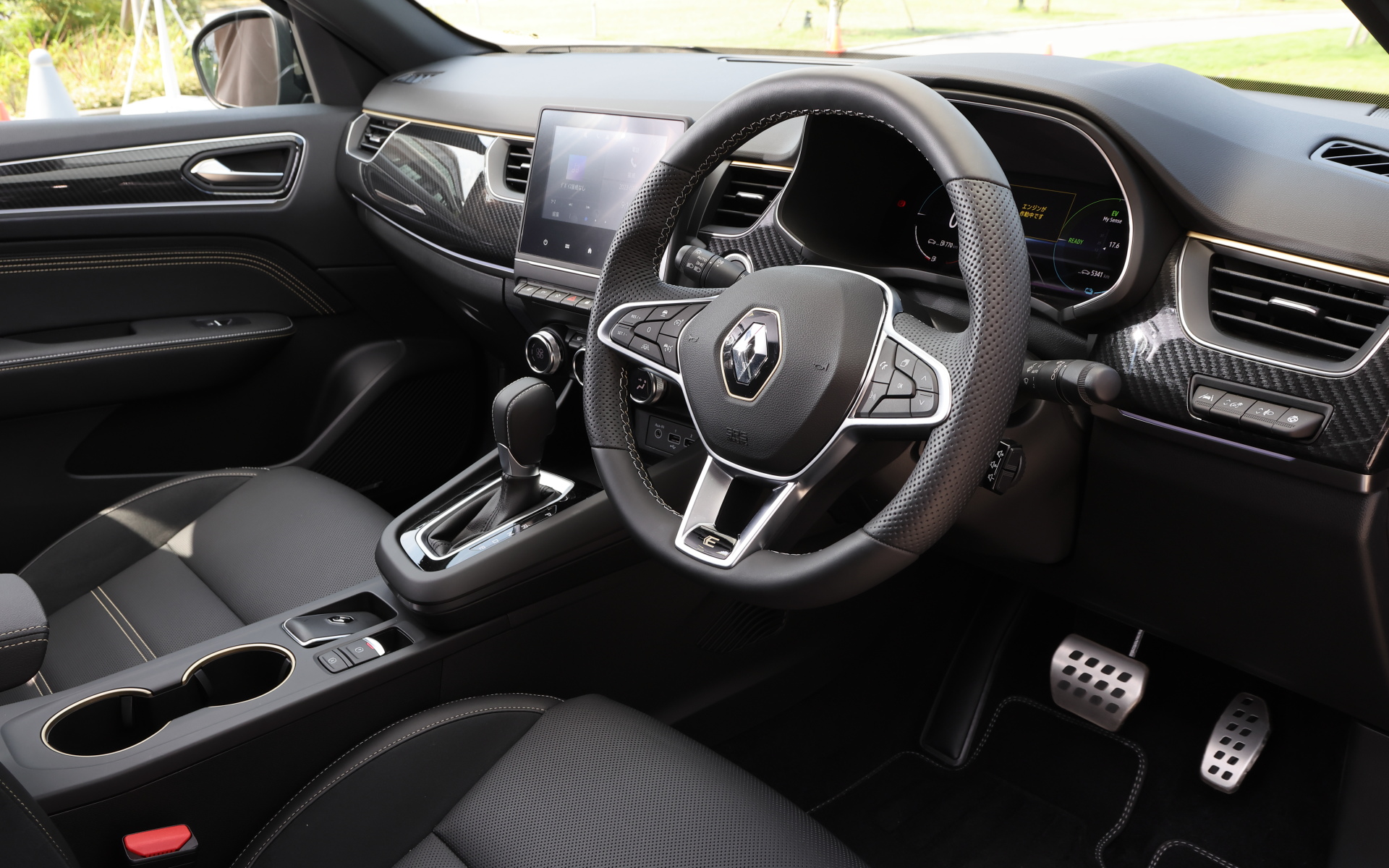 インテリアにもウォームチタニウムカラーのラインやステッチを取り入れている