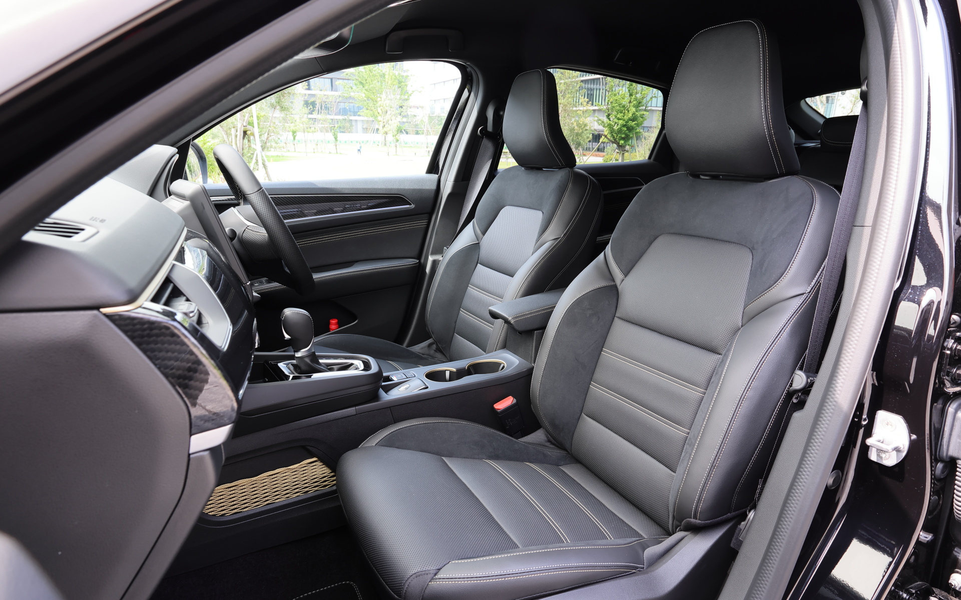 インテリアにもウォームチタニウムカラーのラインやステッチを取り入れている