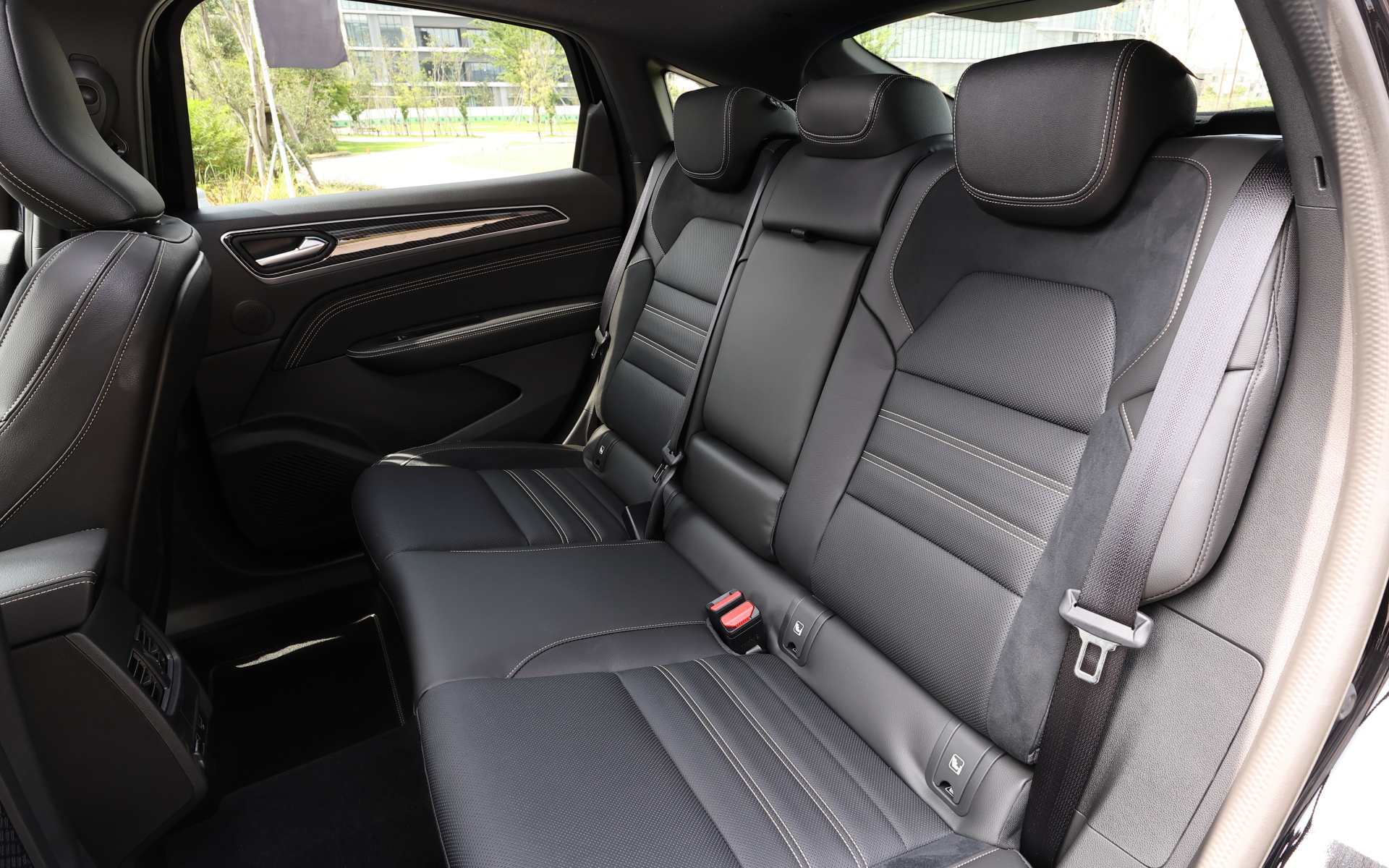 インテリアにもウォームチタニウムカラーのラインやステッチを取り入れている