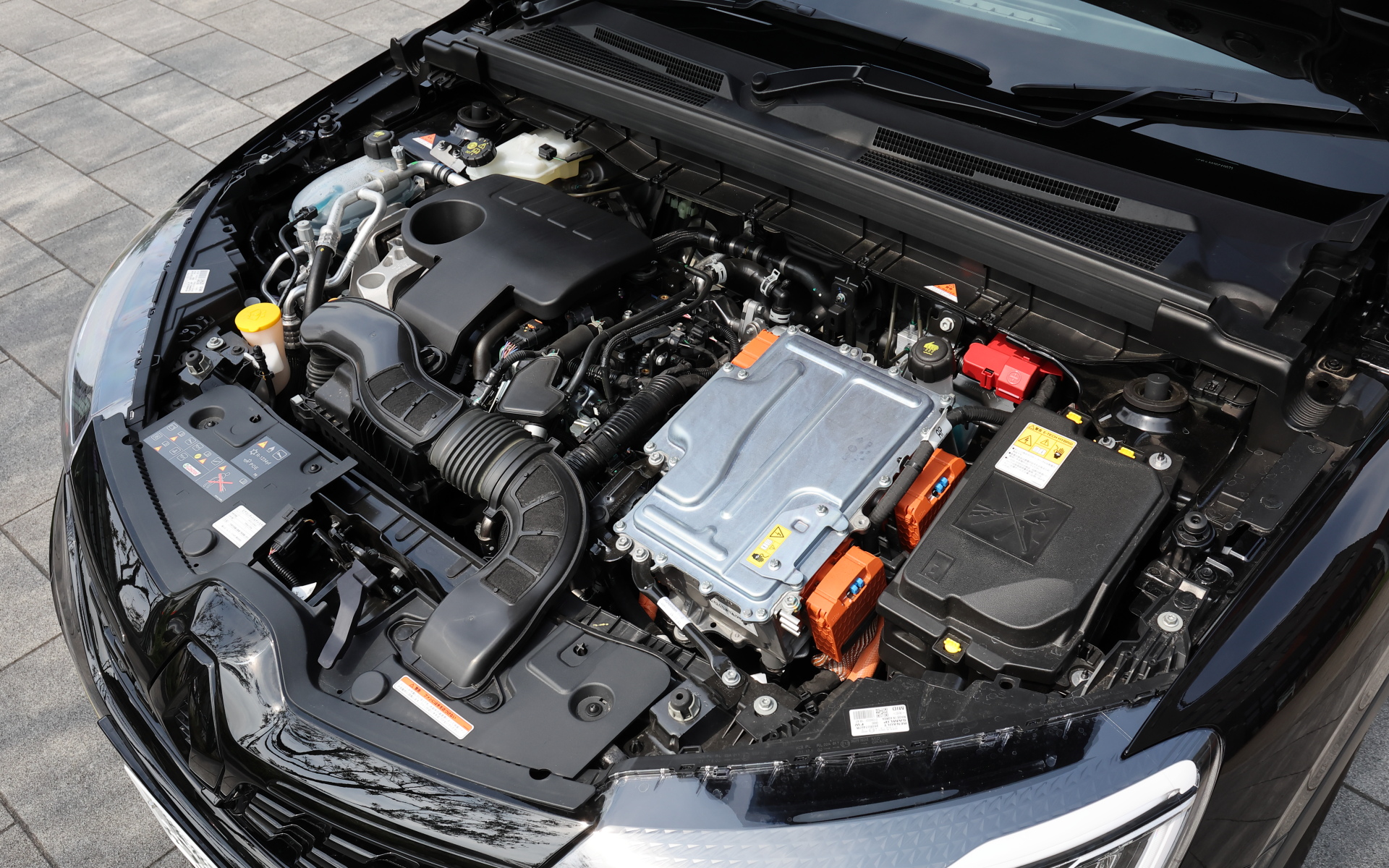 パワートレーンはまったく同じH4Mエンジンとモーターの組み合わせとなるがエンジン出力がルーテシア E-TECH エンジニアードと異なり、最高出力69kW（94PS）/5600rpm、最大トルク148Nm（15.1kgfm）/3600rpmにわずかながら引き上げられている。WLTEモード燃費は輸入車のハイブリッドモデルとしてNo.1となる22.8km/Lを達成