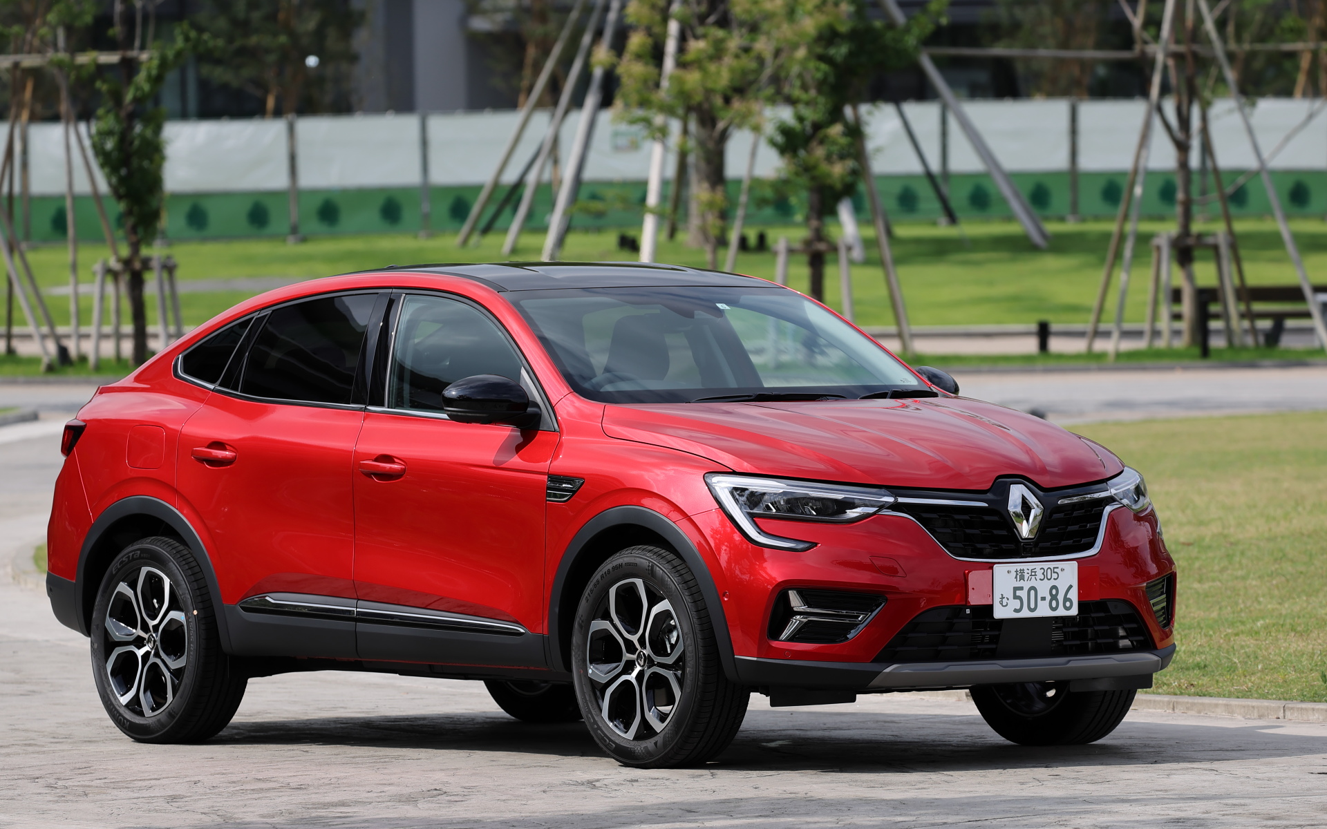 アルカナには、特別仕様車「アントラクト E-TECH FULL HYBRID」（価格438万円）も設定される。外観は専用デザインのフロントアンダーグリル、ルーフラインをキワダラセルブラックルーフ、クロームウィンドウモールフィニッシャー、クロームサイドプロテクションモールフィニッシャー、クロームサイドアクセントといったクロームパーツを装着。内装はレザー調×ファブリックコンビシート、専用ダッシュボードパネル、専用ドアトリムなどを装備し、上質でエレガントなモデルとなっている