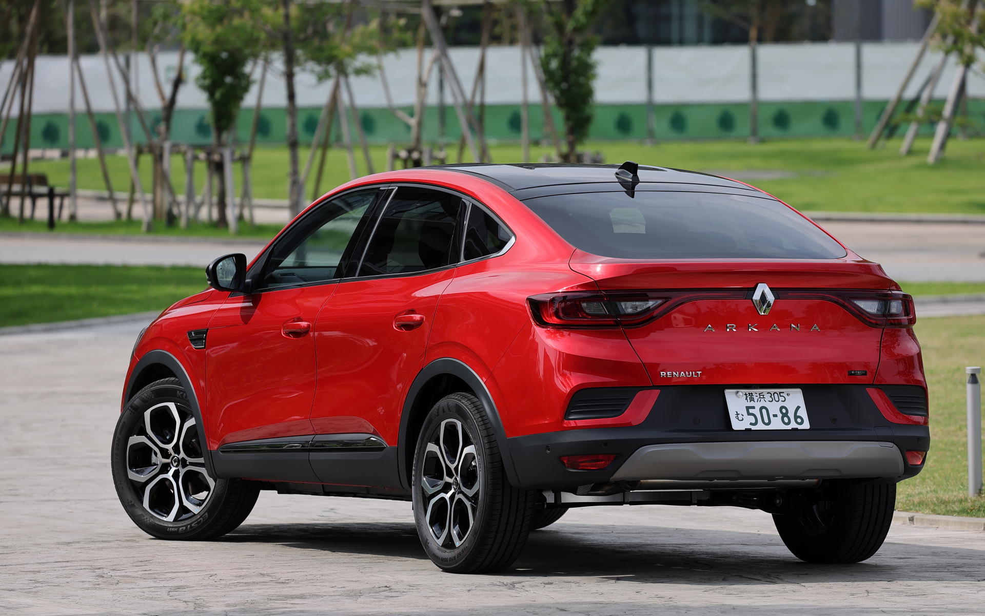 アルカナには、特別仕様車「アントラクト E-TECH FULL HYBRID」（価格438万円）も設定される。外観は専用デザインのフロントアンダーグリル、ルーフラインをキワダラセルブラックルーフ、クロームウィンドウモールフィニッシャー、クロームサイドプロテクションモールフィニッシャー、クロームサイドアクセントといったクロームパーツを装着。内装はレザー調×ファブリックコンビシート、専用ダッシュボードパネル、専用ドアトリムなどを装備し、上質でエレガントなモデルとなっている