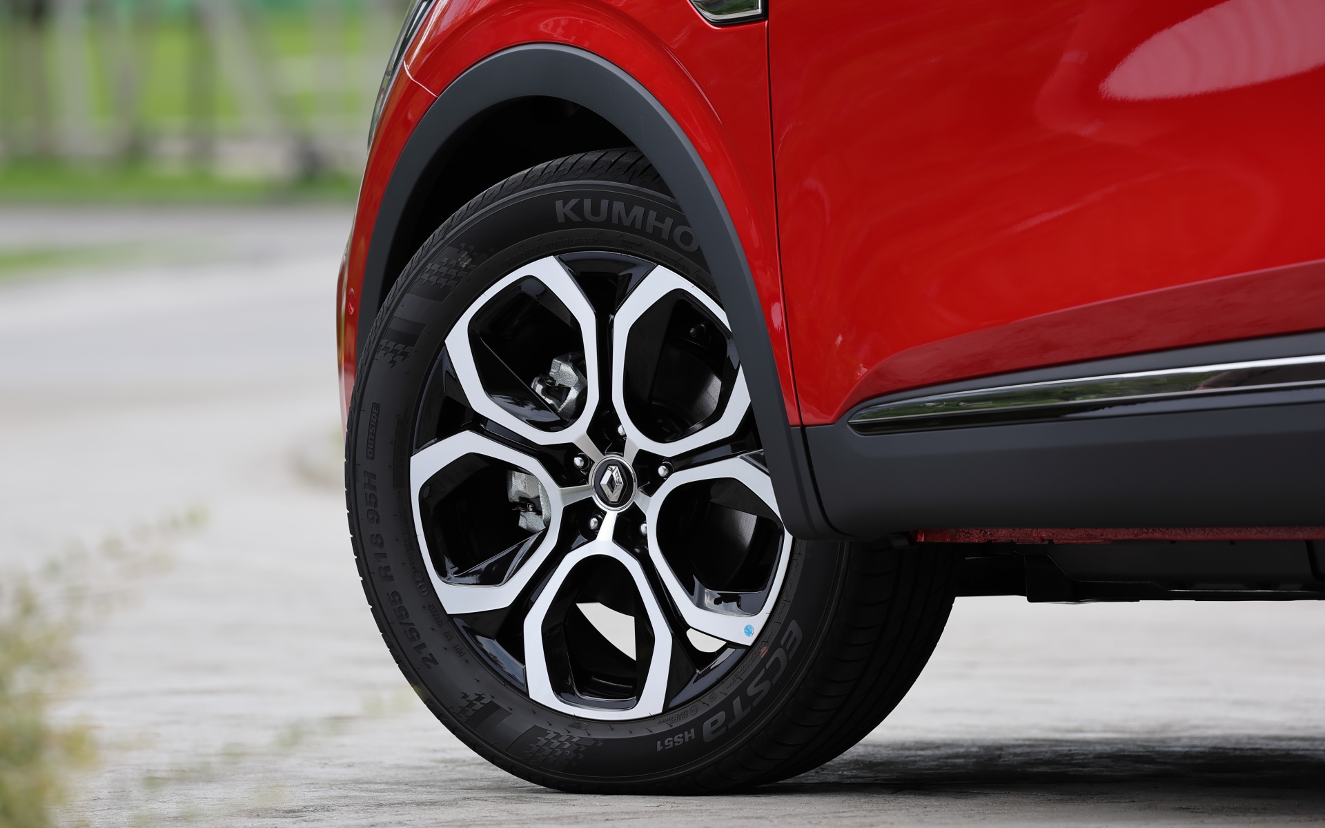 アルカナには、特別仕様車「アントラクト E-TECH FULL HYBRID」（価格438万円）も設定される。外観は専用デザインのフロントアンダーグリル、ルーフラインをキワダラセルブラックルーフ、クロームウィンドウモールフィニッシャー、クロームサイドプロテクションモールフィニッシャー、クロームサイドアクセントといったクロームパーツを装着。内装はレザー調×ファブリックコンビシート、専用ダッシュボードパネル、専用ドアトリムなどを装備し、上質でエレガントなモデルとなっている