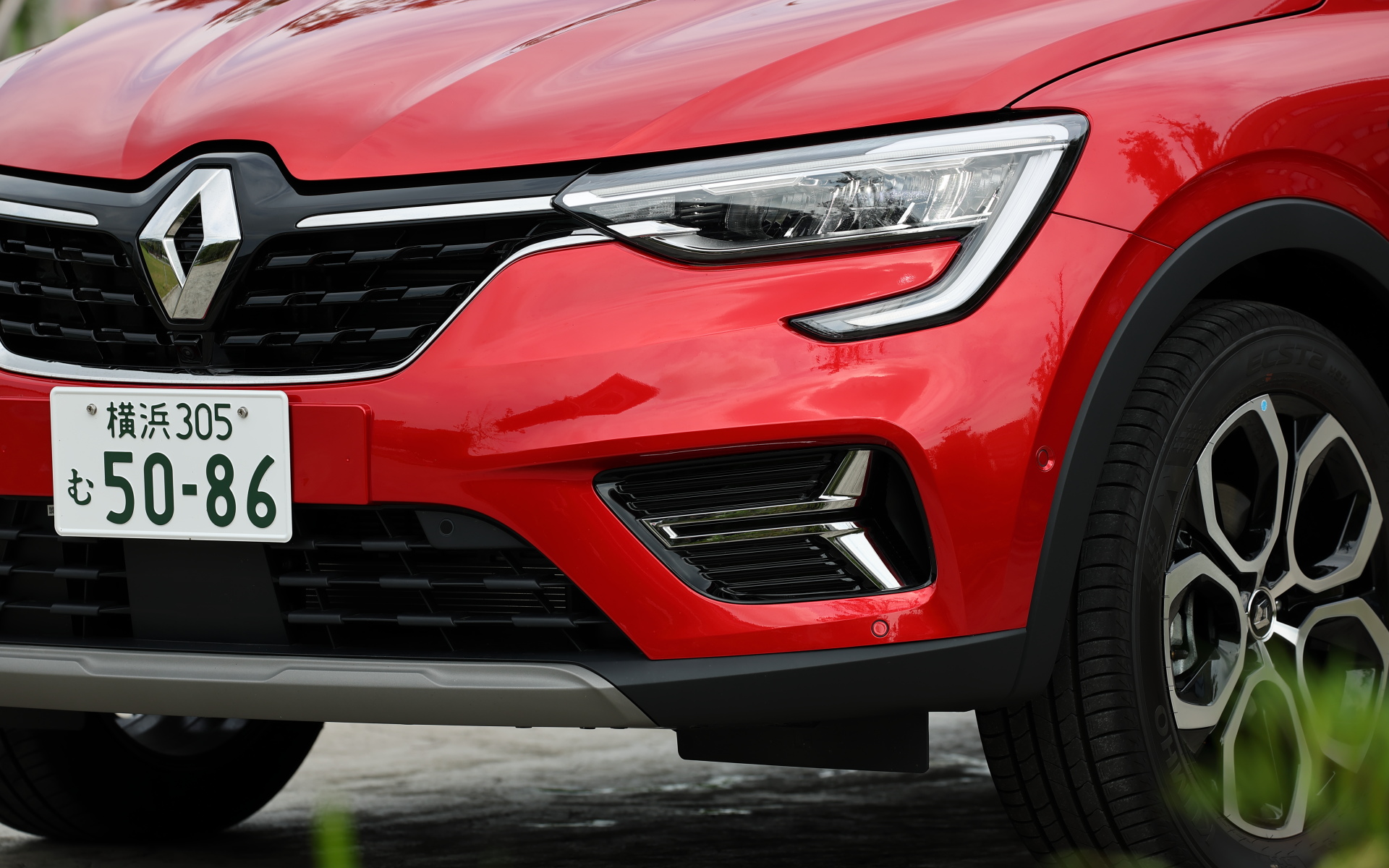 アルカナには、特別仕様車「アントラクト E-TECH FULL HYBRID」（価格438万円）も設定される。外観は専用デザインのフロントアンダーグリル、ルーフラインをキワダラセルブラックルーフ、クロームウィンドウモールフィニッシャー、クロームサイドプロテクションモールフィニッシャー、クロームサイドアクセントといったクロームパーツを装着。内装はレザー調×ファブリックコンビシート、専用ダッシュボードパネル、専用ドアトリムなどを装備し、上質でエレガントなモデルとなっている