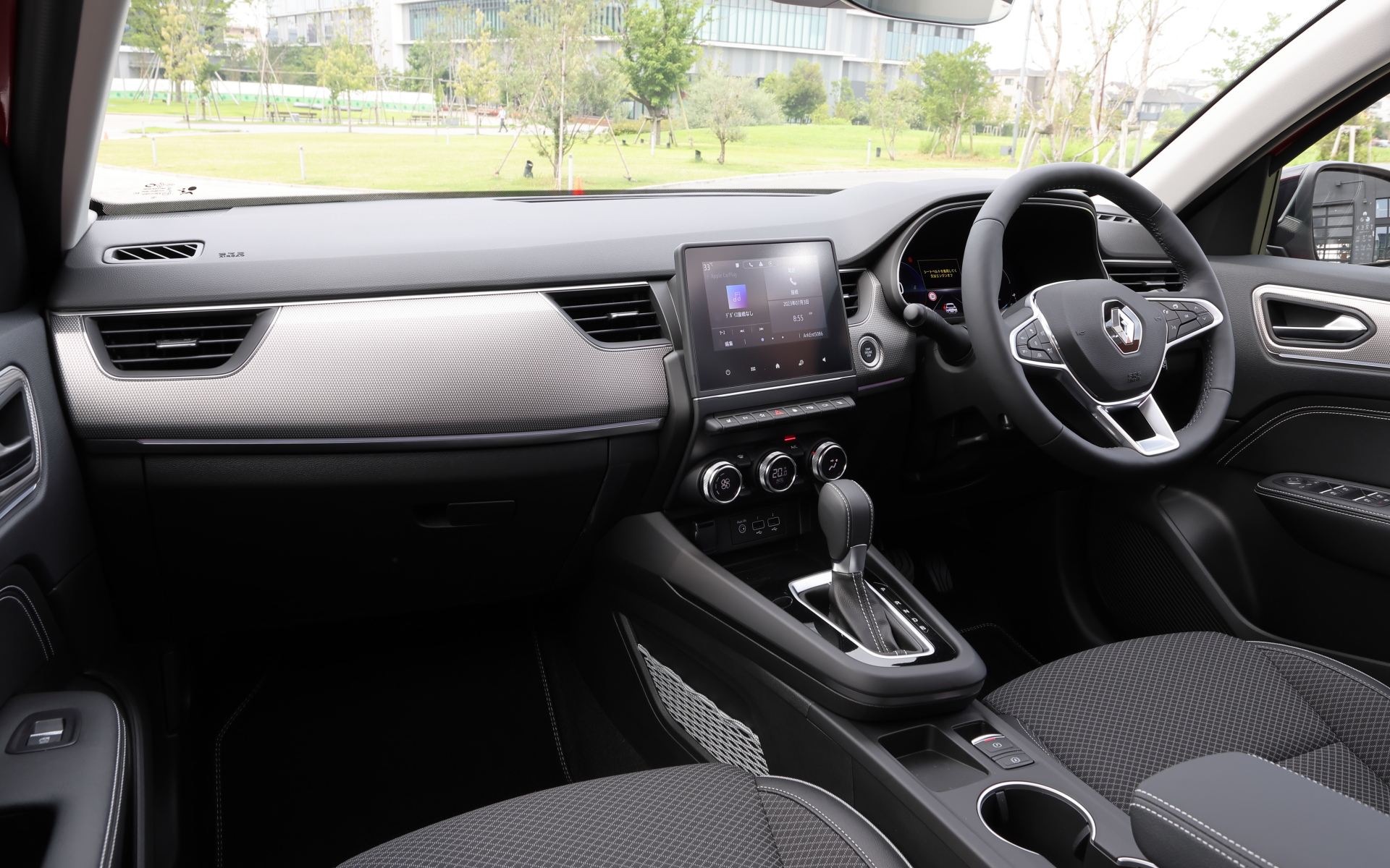 アルカナには、特別仕様車「アントラクト E-TECH FULL HYBRID」（価格438万円）も設定される。外観は専用デザインのフロントアンダーグリル、ルーフラインをキワダラセルブラックルーフ、クロームウィンドウモールフィニッシャー、クロームサイドプロテクションモールフィニッシャー、クロームサイドアクセントといったクロームパーツを装着。内装はレザー調×ファブリックコンビシート、専用ダッシュボードパネル、専用ドアトリムなどを装備し、上質でエレガントなモデルとなっている