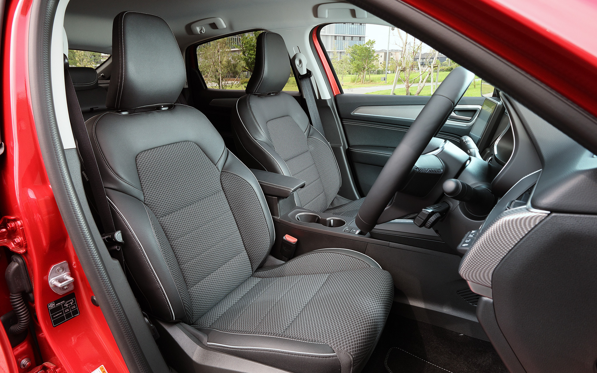 アルカナには、特別仕様車「アントラクト E-TECH FULL HYBRID」（価格438万円）も設定される。外観は専用デザインのフロントアンダーグリル、ルーフラインをキワダラセルブラックルーフ、クロームウィンドウモールフィニッシャー、クロームサイドプロテクションモールフィニッシャー、クロームサイドアクセントといったクロームパーツを装着。内装はレザー調×ファブリックコンビシート、専用ダッシュボードパネル、専用ドアトリムなどを装備し、上質でエレガントなモデルとなっている