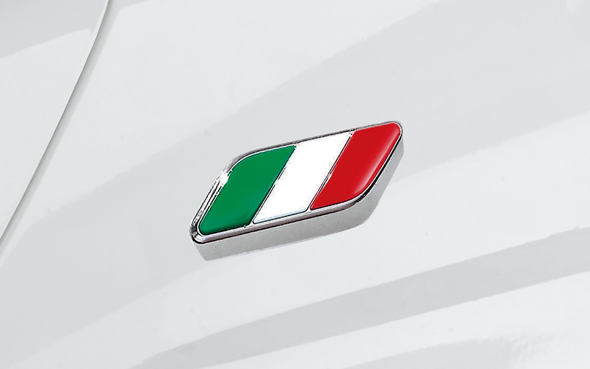 イタリアンフラッグバッヂが配される