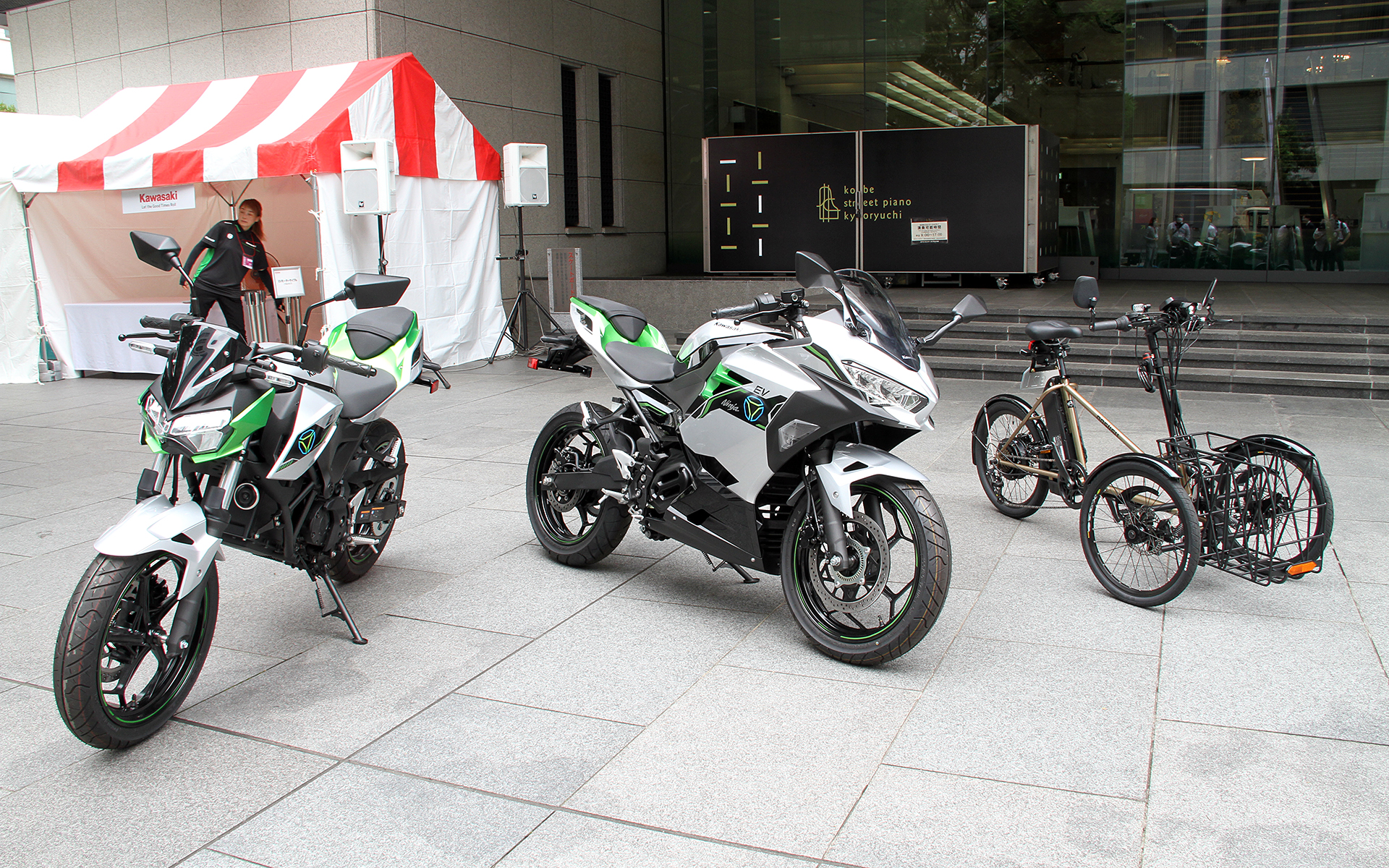 カワサキはネイキッドタイプの「Z」とフルカウルタイプの「ニンジャ（Ninja）」のEVモーターサイクル（プロトタイプ）、そして普通自動車運転免許所有者が自転車感覚で乗れる電動3輪ビークル「noslisu e」を展示