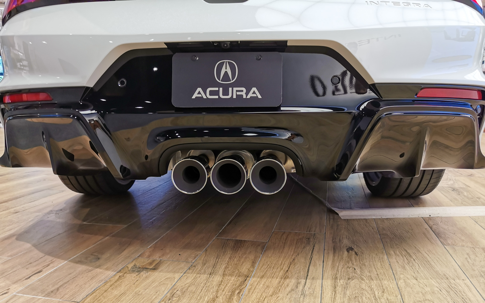 Type-Sのセンター3本出しマフラーは大迫力