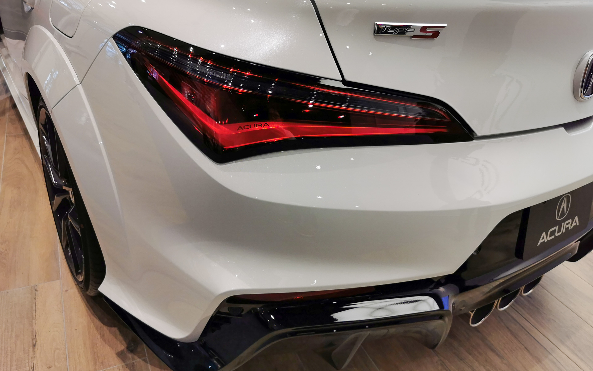 リアフェンダーもワイドになり、バンパーの造形も異なる