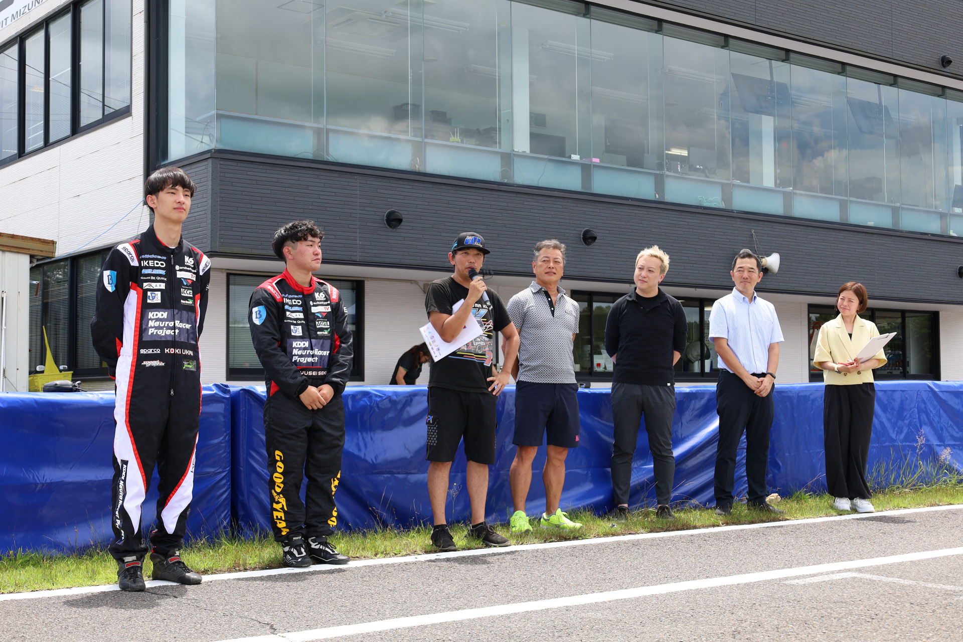 岐阜県瑞浪市にある「フェスティカサーキット瑞浪」において「KDDI NeuroRacer Project」のチームメンバーが紹介された