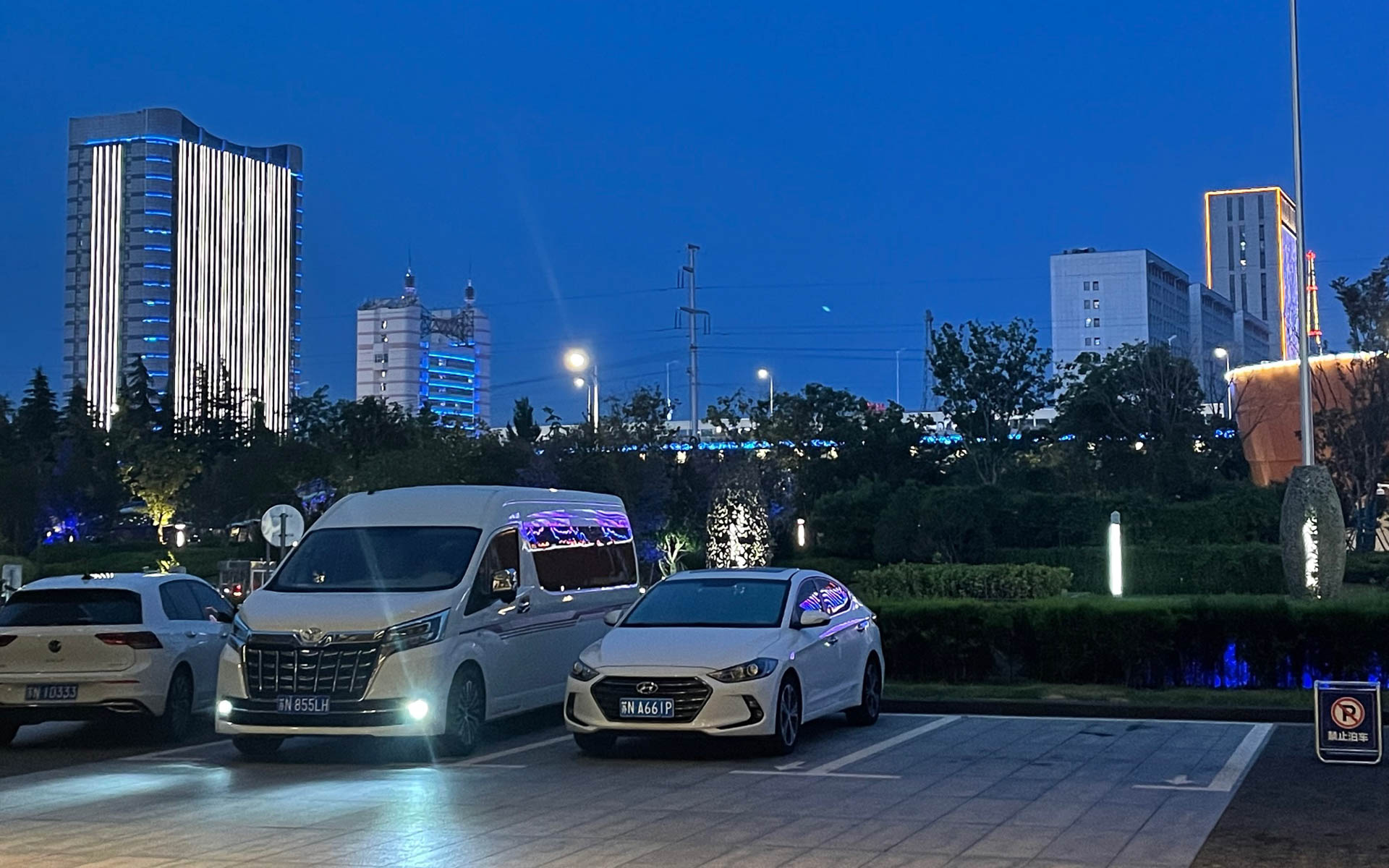 上海では電動車が青ナンバーを上まわっているが、地方都市ではガソリン車を示す青ナンバーが多くなる