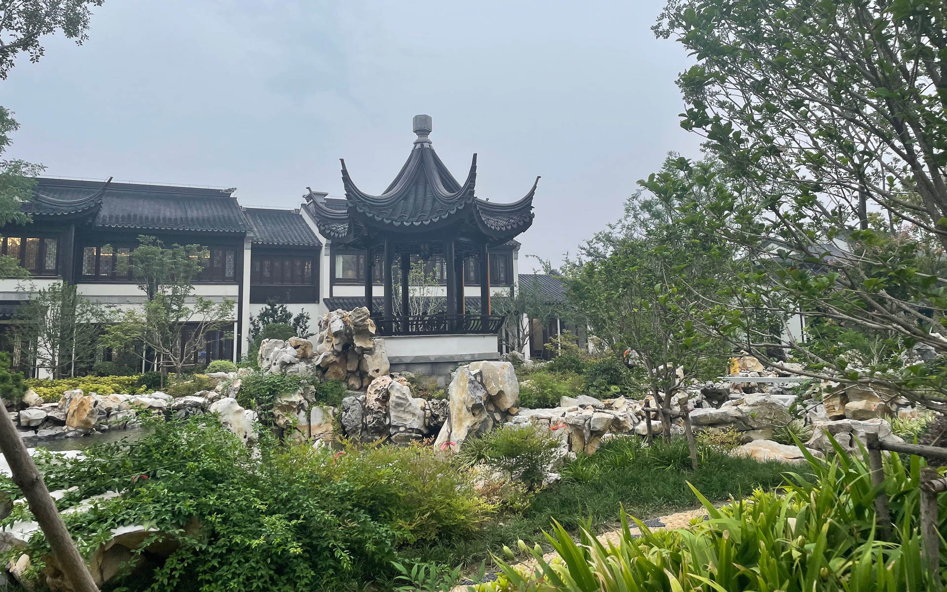 蘇州は水路の発達した都市で、それを利用した池も再現されている