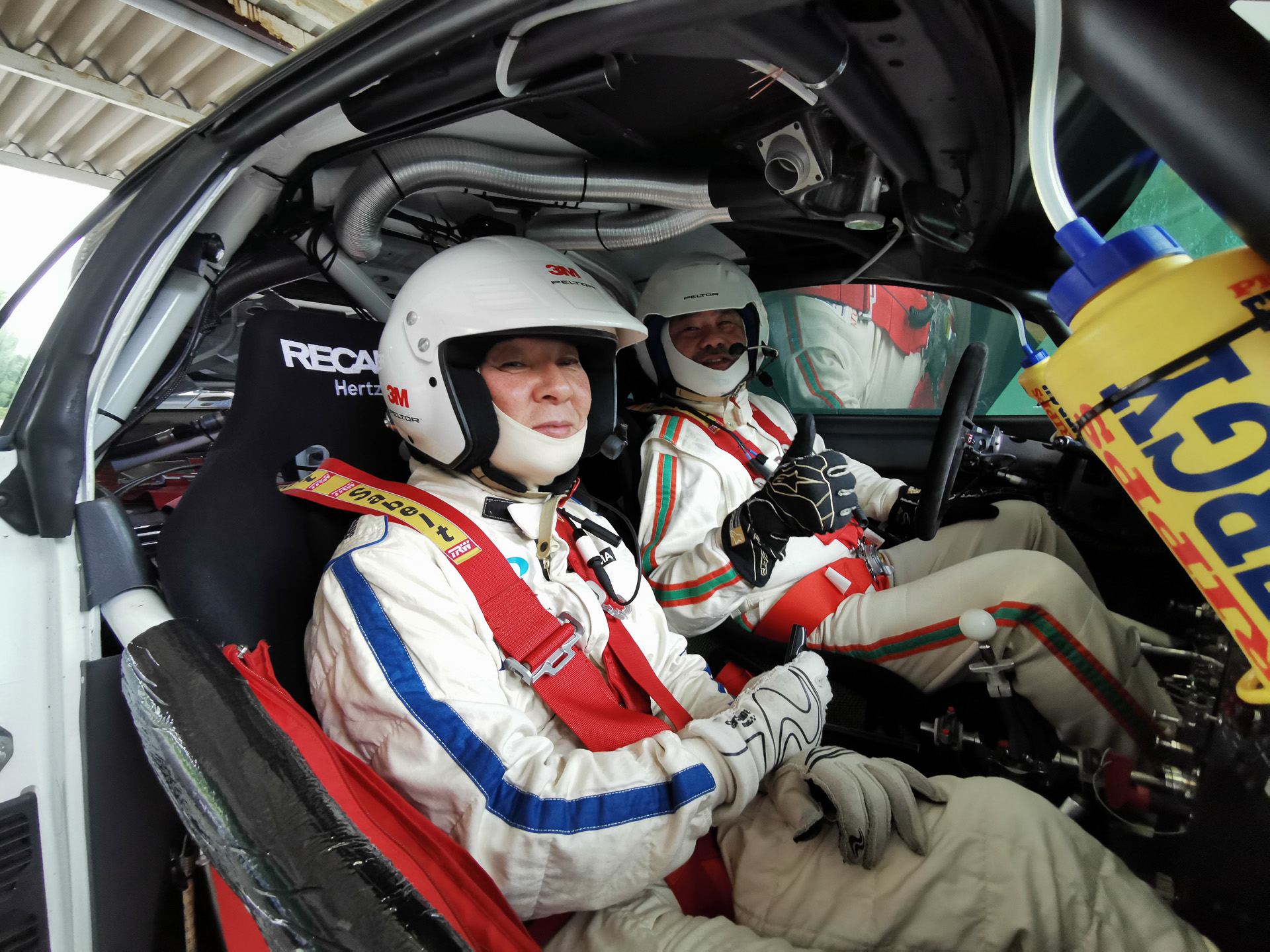 まずは藤本氏の助手席で体験し、その後でステアリングを握らせてもらった