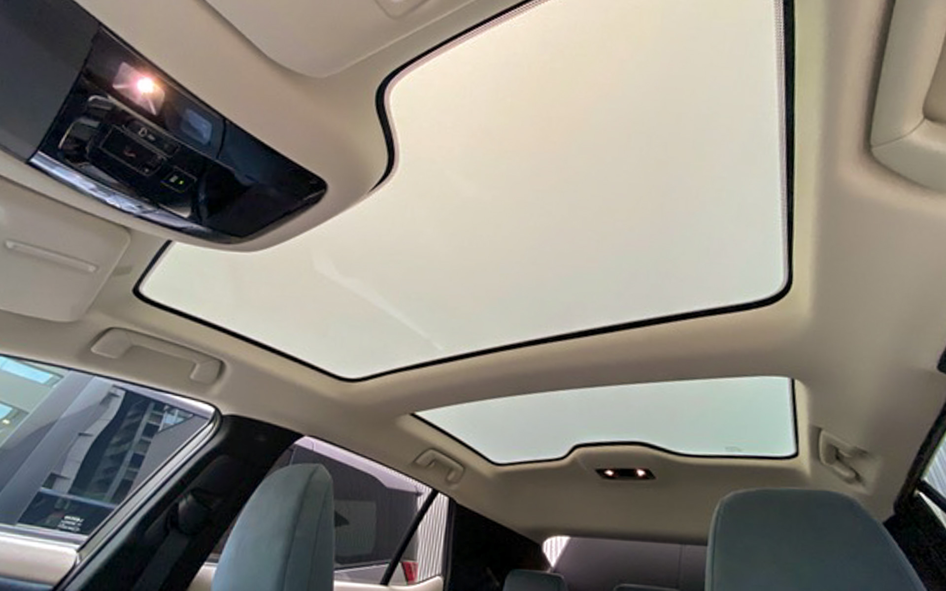 レクサスRZ 450eに試乗した時に、とっても気に入ったところの1つがこの調光機能付きパノラマルーフ。紫外線99％カットのガラスに加え、遮熱・断熱効果のある「Low-Eコート」を採用しているので、猛暑日でも快適にドライブできました。コネクテッド機能のおかげで、エージェントに「ルーフを明るくして」なんて話しかけるだけで、一瞬でガラスの透明度を変更することができるのも便利です