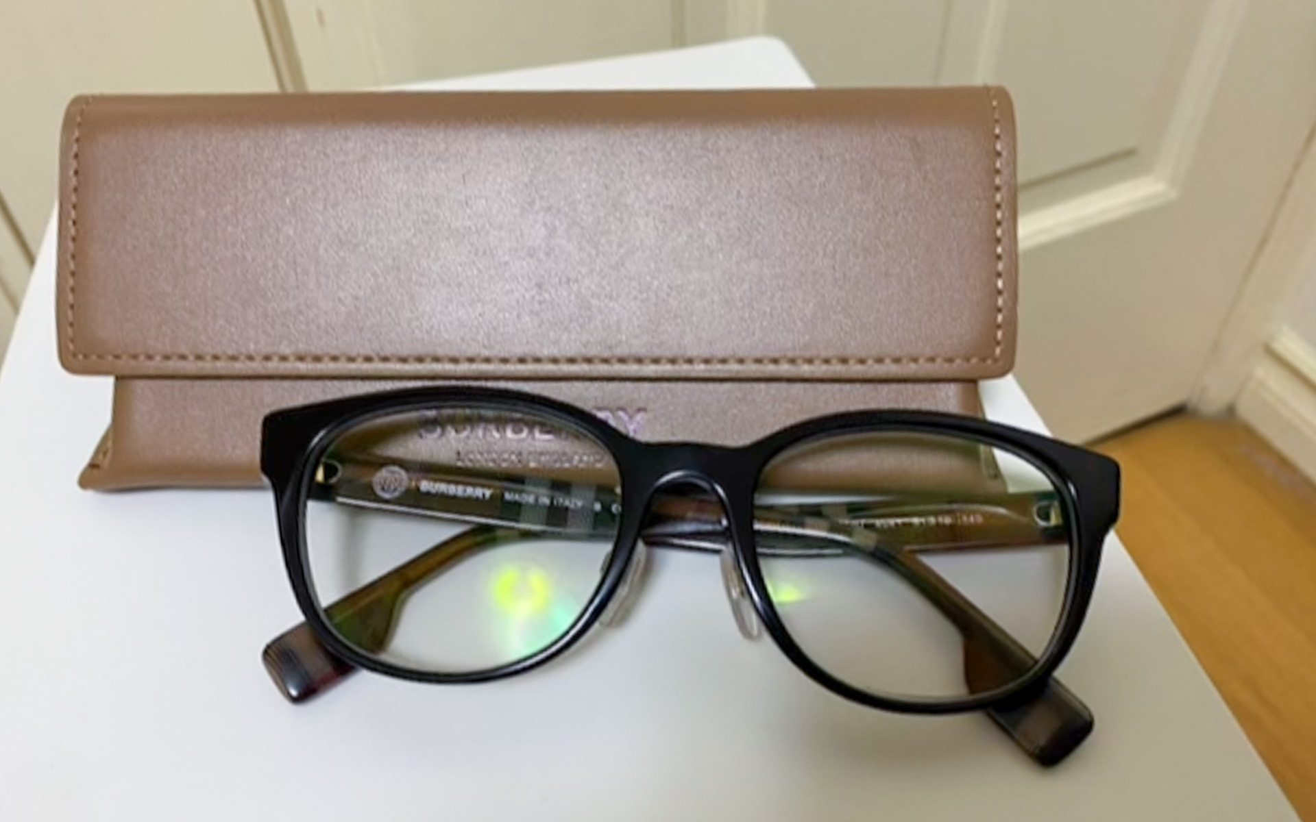 紫外線だけでなく可視光でも色づき、屋外でのギラギラとした眩しさや乱反射をカットしてくれる偏光調光レンズは、ニコンが取り扱っているトランジションズ　エクストラアクティブ　ポラライズドというもの。最大着色時には90％の偏光度を発揮して、UV、ブルーライト、眩しさをトリプルカットしてくれるのも嬉しいですよね。室内ではこの通り、透明に戻っています