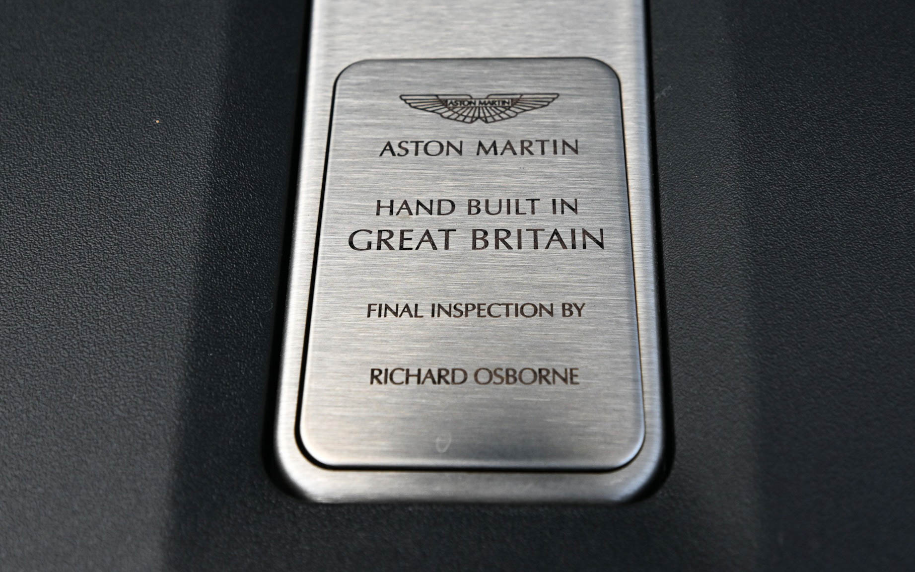 アストンマーティンの誇り“HAND BUILT IN GREAT BRTAIN”のバッヂ