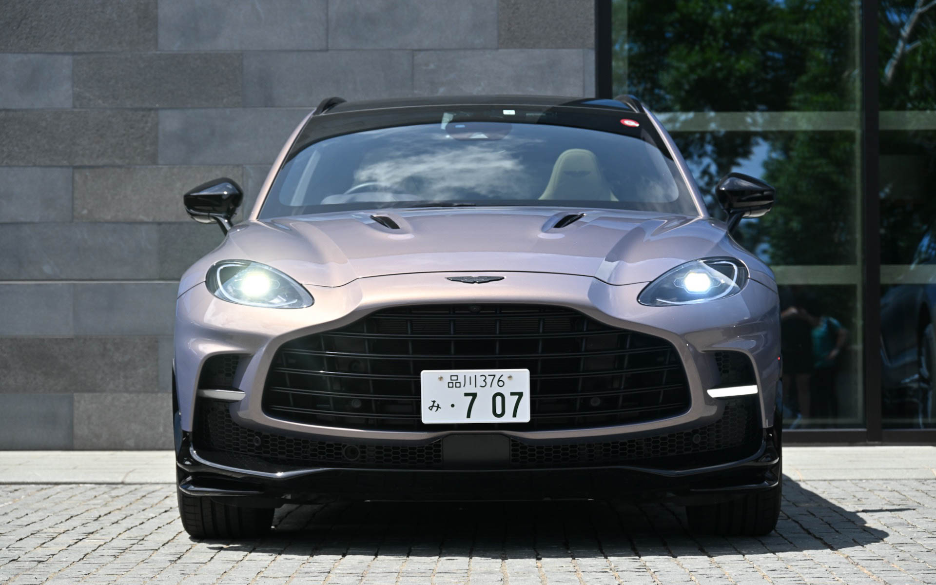 ボディサイズは5039×1998×1680mm(全長×全幅×全高)、ホイールベースは3060mmで、乾燥重量は2245kg。23インチのホイール内に収められるブレーキはフロント420×40mmディスク、リア390×32mmディスクを採用。ブレーキディスクはカーボンセラミック製のベンチレーテッド&溝付き2ピース、セミフローティング構造で、キャリパーはフロントがアルミニウム製フロント6ピストン・モノブロックキャリパー、リアがアルミニウム&鋳鉄製スライディング・シングルピストンキャリパー、一体型パークブレーキとなる。フロントとリアにはクローム加工の真鍮とエナメル製の手仕上げのアストンマーティン・バッヂを装着