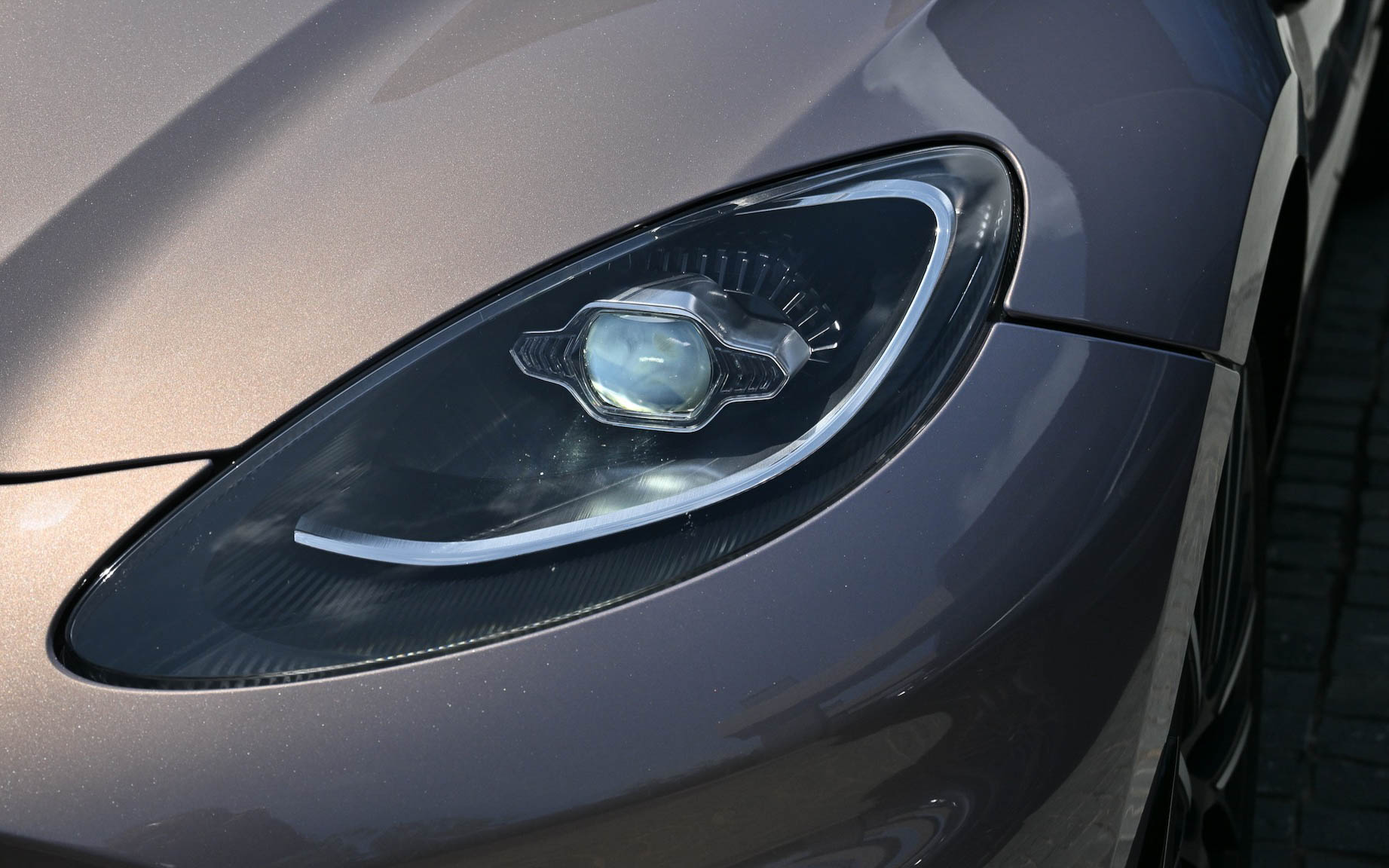 ボディサイズは5039×1998×1680mm(全長×全幅×全高)、ホイールベースは3060mmで、乾燥重量は2245kg。23インチのホイール内に収められるブレーキはフロント420×40mmディスク、リア390×32mmディスクを採用。ブレーキディスクはカーボンセラミック製のベンチレーテッド&溝付き2ピース、セミフローティング構造で、キャリパーはフロントがアルミニウム製フロント6ピストン・モノブロックキャリパー、リアがアルミニウム&鋳鉄製スライディング・シングルピストンキャリパー、一体型パークブレーキとなる。フロントとリアにはクローム加工の真鍮とエナメル製の手仕上げのアストンマーティン・バッヂを装着