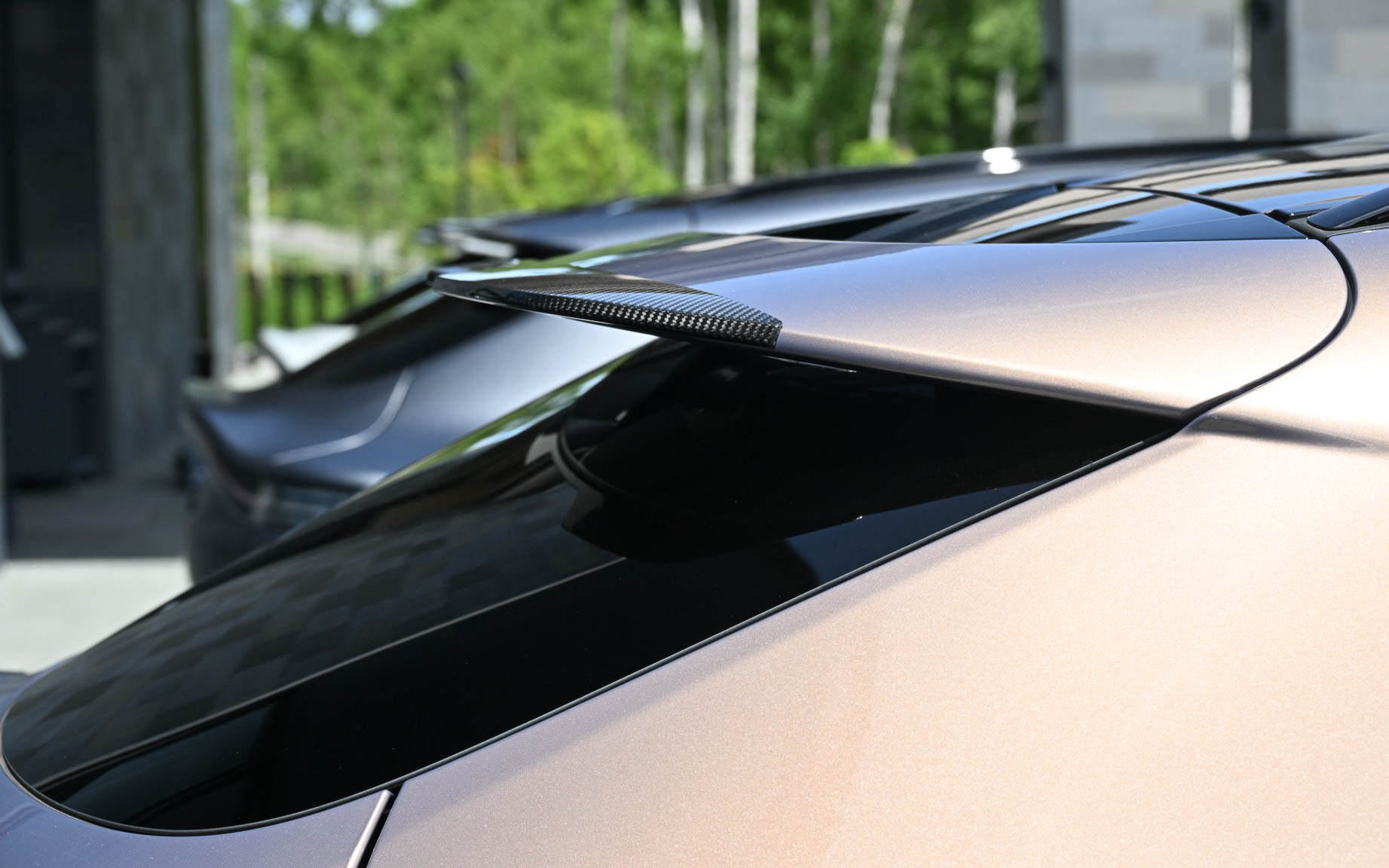 ボディサイズは5039×1998×1680mm（全長×全幅×全高）、ホイールベースは3060mmで、乾燥重量は2245kg。23インチのホイール内に収められるブレーキはフロント420×40mmディスク、リア390×32mmディスクを採用。ブレーキディスクはカーボンセラミック製のベンチレーテッド＆溝付き2ピース、セミフローティング構造で、キャリパーはフロントがアルミニウム製フロント6ピストン・モノブロックキャリパー、リアがアルミニウム＆鋳鉄製スライディング・シングルピストンキャリパー、一体型パークブレーキとなる。フロントとリアにはクローム加工の真鍮とエナメル製の手仕上げのアストンマーティン・バッヂを装着