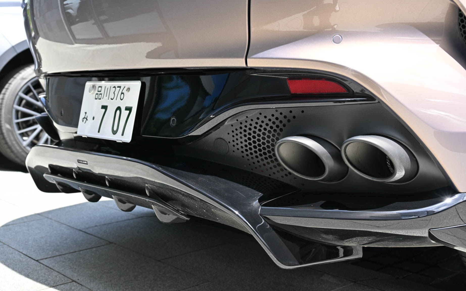 ボディサイズは5039×1998×1680mm(全長×全幅×全高)、ホイールベースは3060mmで、乾燥重量は2245kg。23インチのホイール内に収められるブレーキはフロント420×40mmディスク、リア390×32mmディスクを採用。ブレーキディスクはカーボンセラミック製のベンチレーテッド&溝付き2ピース、セミフローティング構造で、キャリパーはフロントがアルミニウム製フロント6ピストン・モノブロックキャリパー、リアがアルミニウム&鋳鉄製スライディング・シングルピストンキャリパー、一体型パークブレーキとなる。フロントとリアにはクローム加工の真鍮とエナメル製の手仕上げのアストンマーティン・バッヂを装着