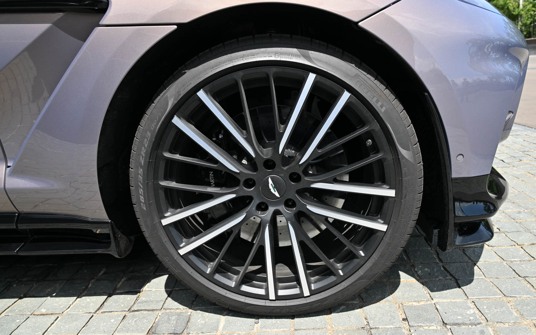 ボディサイズは5039×1998×1680mm(全長×全幅×全高)、ホイールベースは3060mmで、乾燥重量は2245kg。23インチのホイール内に収められるブレーキはフロント420×40mmディスク、リア390×32mmディスクを採用。ブレーキディスクはカーボンセラミック製のベンチレーテッド&溝付き2ピース、セミフローティング構造で、キャリパーはフロントがアルミニウム製フロント6ピストン・モノブロックキャリパー、リアがアルミニウム&鋳鉄製スライディング・シングルピストンキャリパー、一体型パークブレーキとなる。フロントとリアにはクローム加工の真鍮とエナメル製の手仕上げのアストンマーティン・バッヂを装着