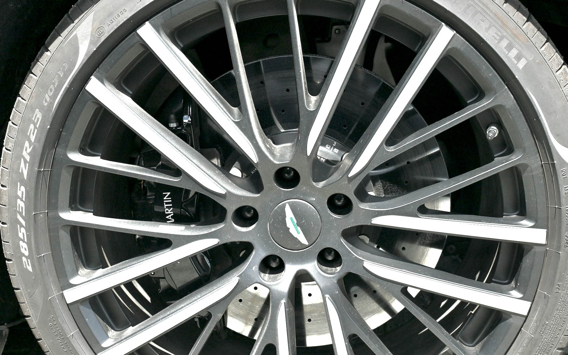 ボディサイズは5039×1998×1680mm(全長×全幅×全高)、ホイールベースは3060mmで、乾燥重量は2245kg。23インチのホイール内に収められるブレーキはフロント420×40mmディスク、リア390×32mmディスクを採用。ブレーキディスクはカーボンセラミック製のベンチレーテッド&溝付き2ピース、セミフローティング構造で、キャリパーはフロントがアルミニウム製フロント6ピストン・モノブロックキャリパー、リアがアルミニウム&鋳鉄製スライディング・シングルピストンキャリパー、一体型パークブレーキとなる。フロントとリアにはクローム加工の真鍮とエナメル製の手仕上げのアストンマーティン・バッヂを装着