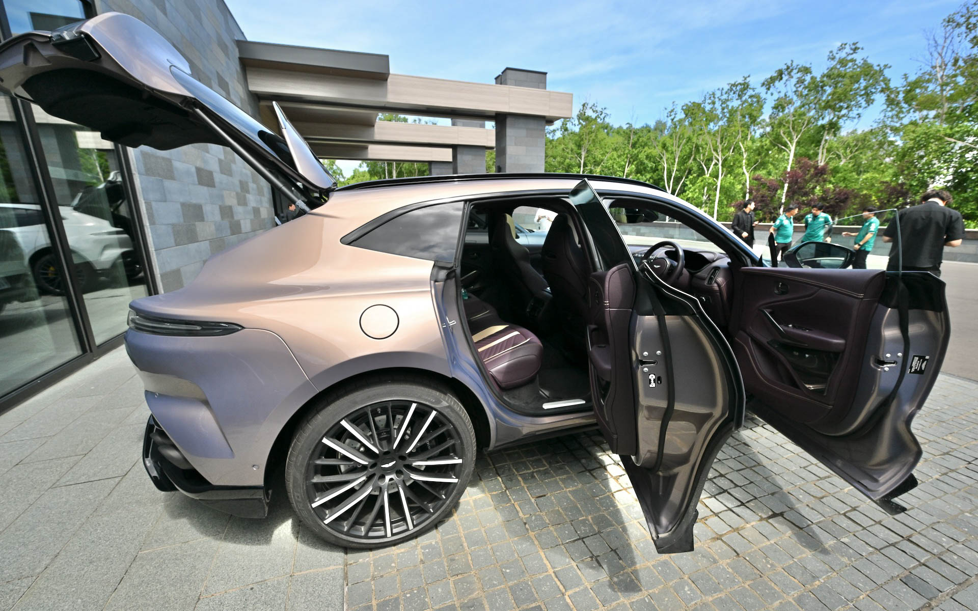 分厚いドアを開くと、ボディカラーに合わせたパープルのインテリアがお目見え。インパネ中央にプッシュスタートボタンやシフトボタンをレイアウトし、センターコンソールにはドライブモードの切り替えスイッチや、運転支援機能のスイッチを配置。開放的なパノラマガラスサンルーフも装備する