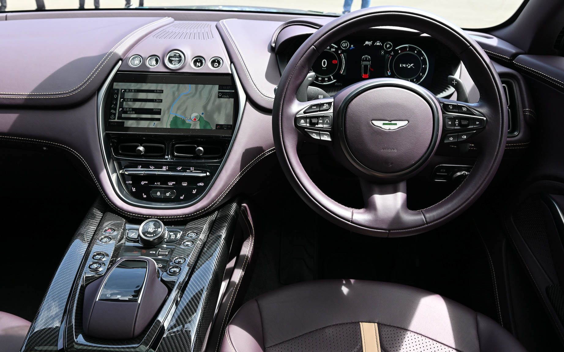 分厚いドアを開くと、ボディカラーに合わせたパープルのインテリアがお目見え。インパネ中央にプッシュスタートボタンやシフトボタンをレイアウトし、センターコンソールにはドライブモードの切り替えスイッチや、運転支援機能のスイッチを配置。開放的なパノラマガラスサンルーフも装備する