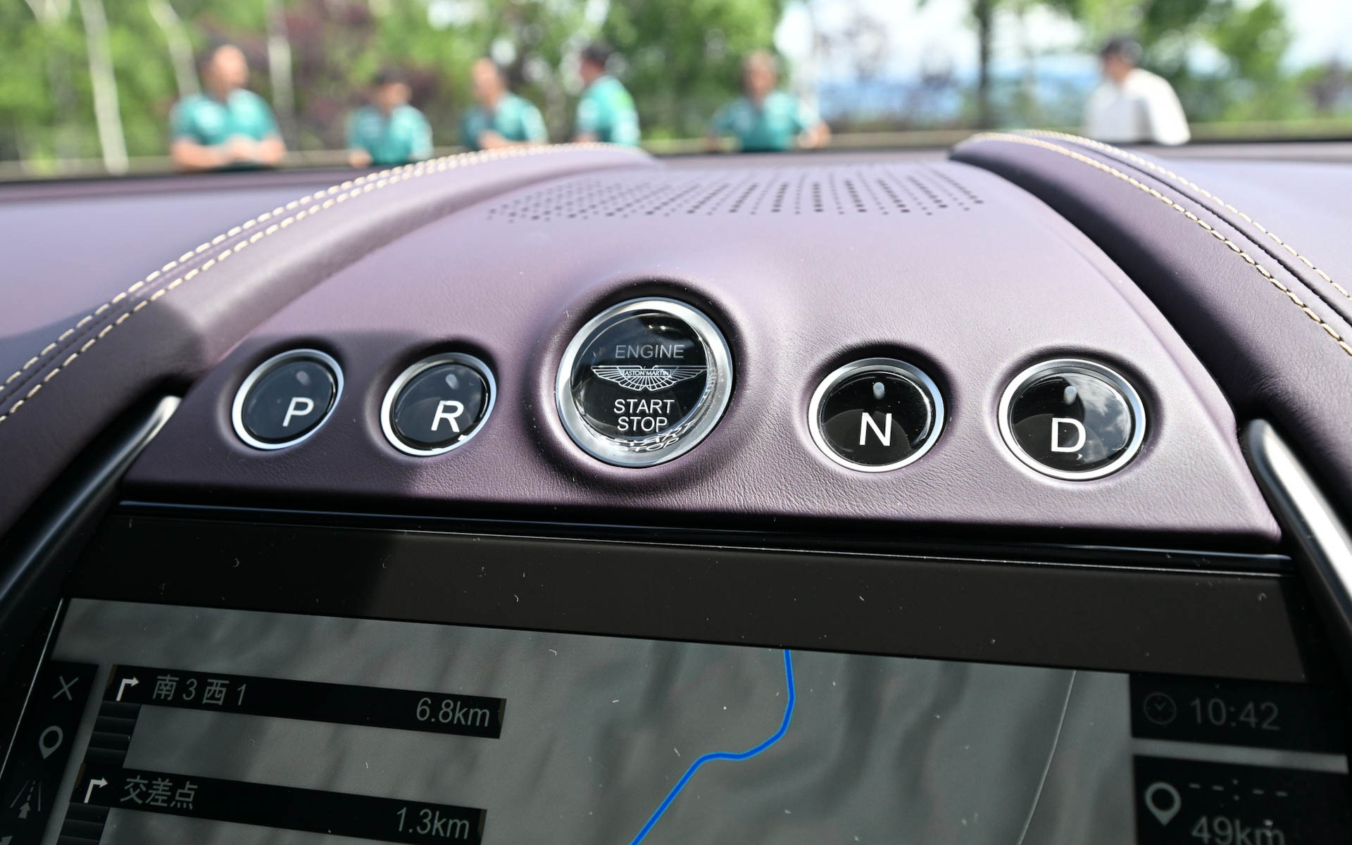 分厚いドアを開くと、ボディカラーに合わせたパープルのインテリアがお目見え。インパネ中央にプッシュスタートボタンやシフトボタンをレイアウトし、センターコンソールにはドライブモードの切り替えスイッチや、運転支援機能のスイッチを配置。開放的なパノラマガラスサンルーフも装備する