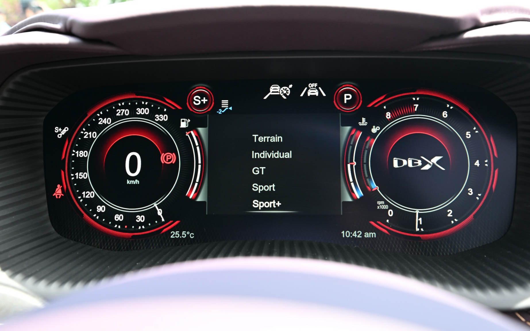 分厚いドアを開くと、ボディカラーに合わせたパープルのインテリアがお目見え。インパネ中央にプッシュスタートボタンやシフトボタンをレイアウトし、センターコンソールにはドライブモードの切り替えスイッチや、運転支援機能のスイッチを配置。開放的なパノラマガラスサンルーフも装備する