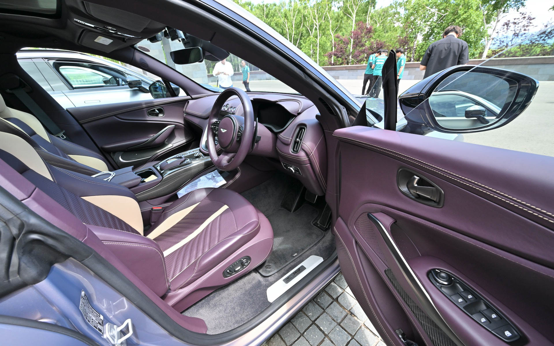 分厚いドアを開くと、ボディカラーに合わせたパープルのインテリアがお目見え。インパネ中央にプッシュスタートボタンやシフトボタンをレイアウトし、センターコンソールにはドライブモードの切り替えスイッチや、運転支援機能のスイッチを配置。開放的なパノラマガラスサンルーフも装備する