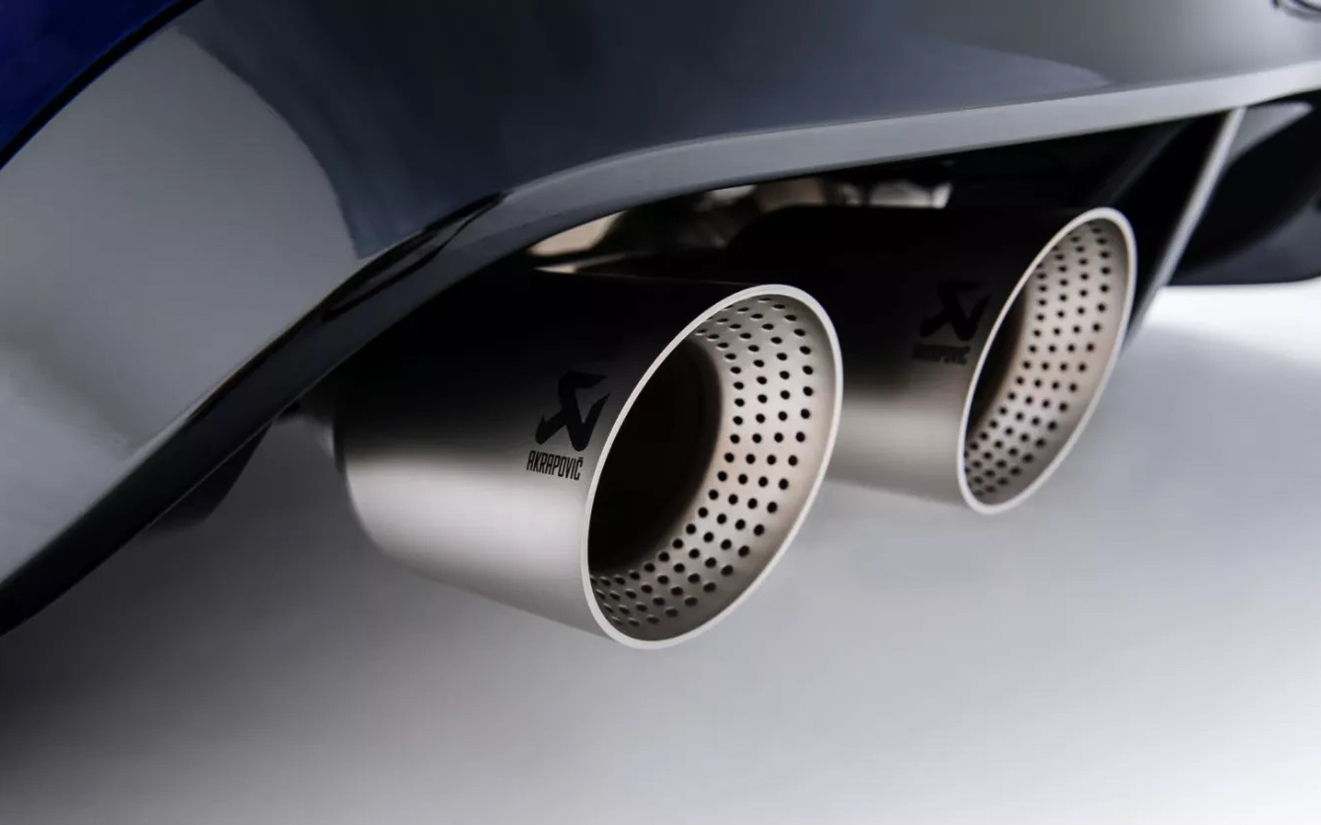 Akrapovicチタンエキゾーストシステム（デュアルツインエキゾーストパイプ）