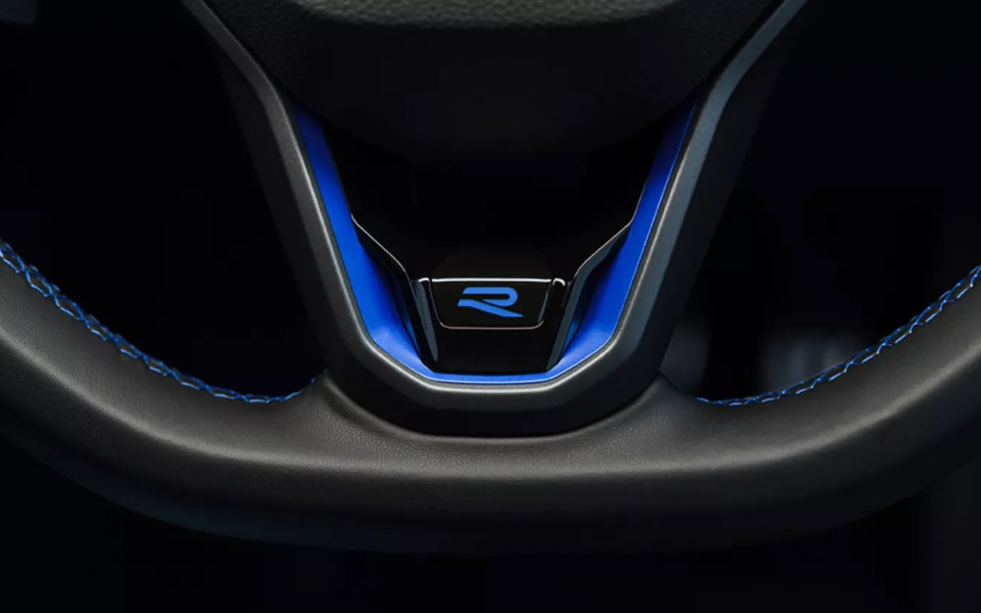 R専用レザーマルチファンクション ステアリングホイール（ブルー“R”エンブレム）