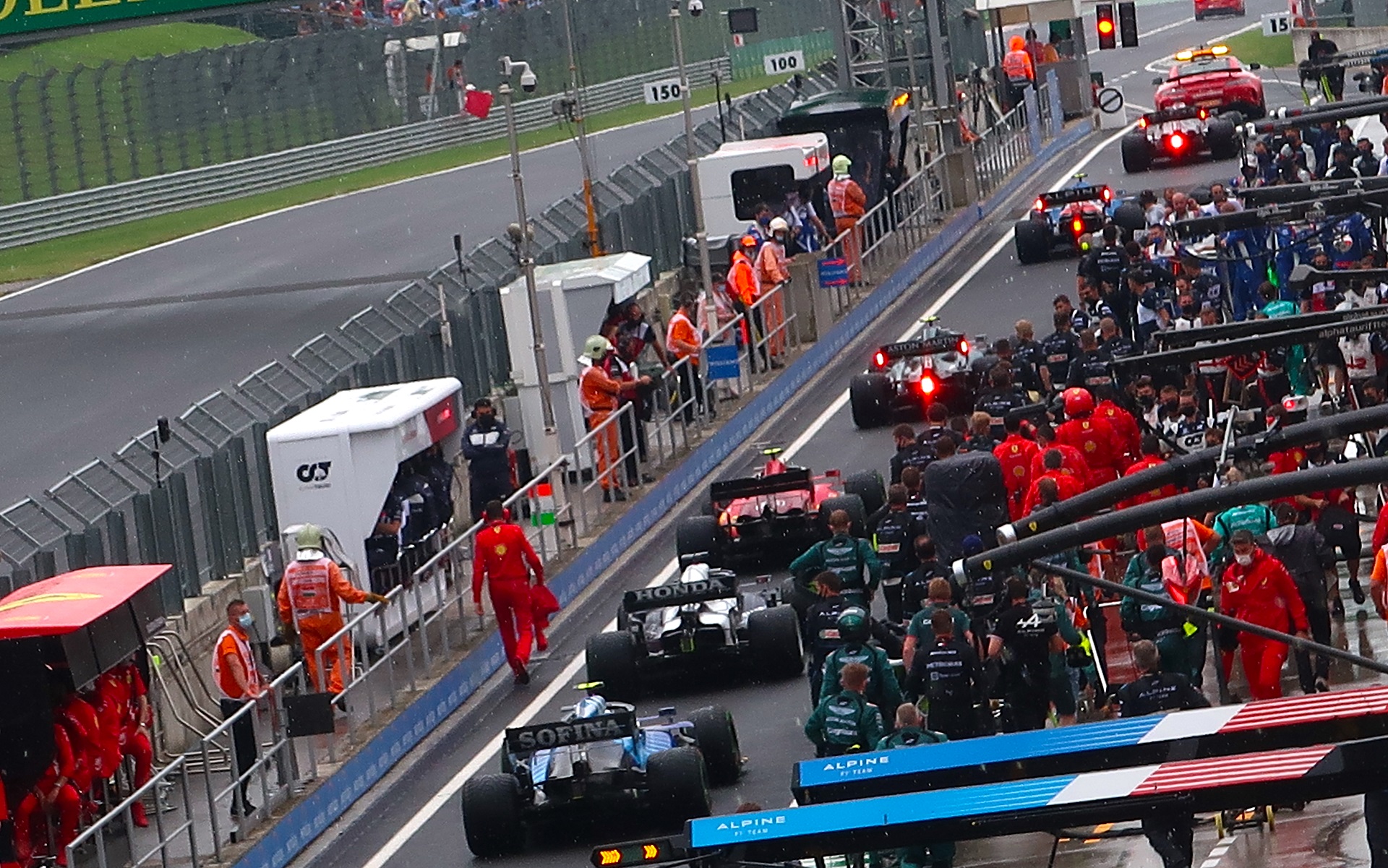 スタート直後に赤旗が出て、ピットレーンを通過する各マシン