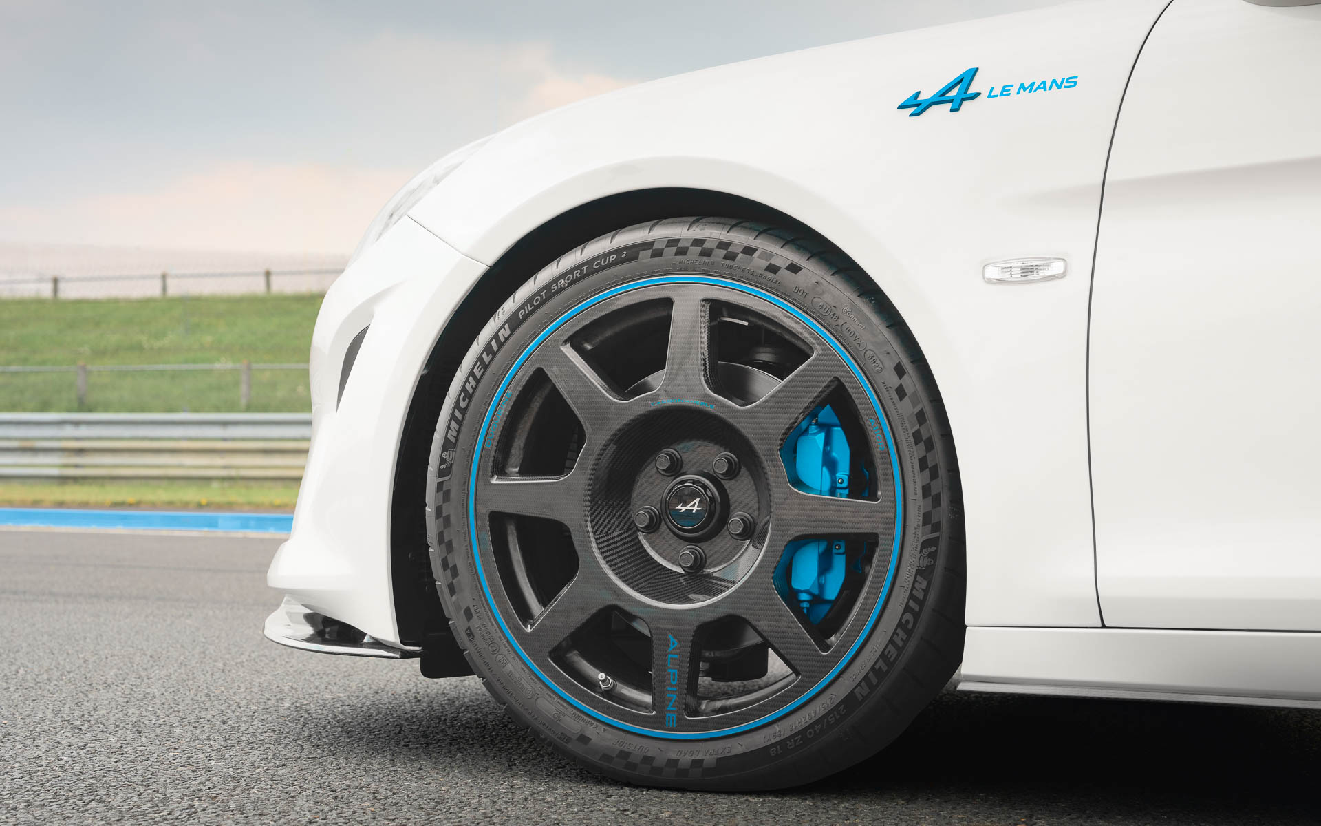 専用DUQUEINE 18インチカーボンホイール AEROCARBON