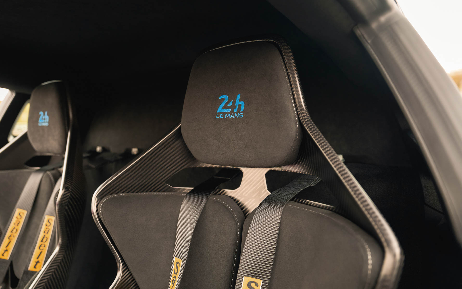 SABELT製フルカーボンモノコックバケットシートにもル・マンのロゴが入る