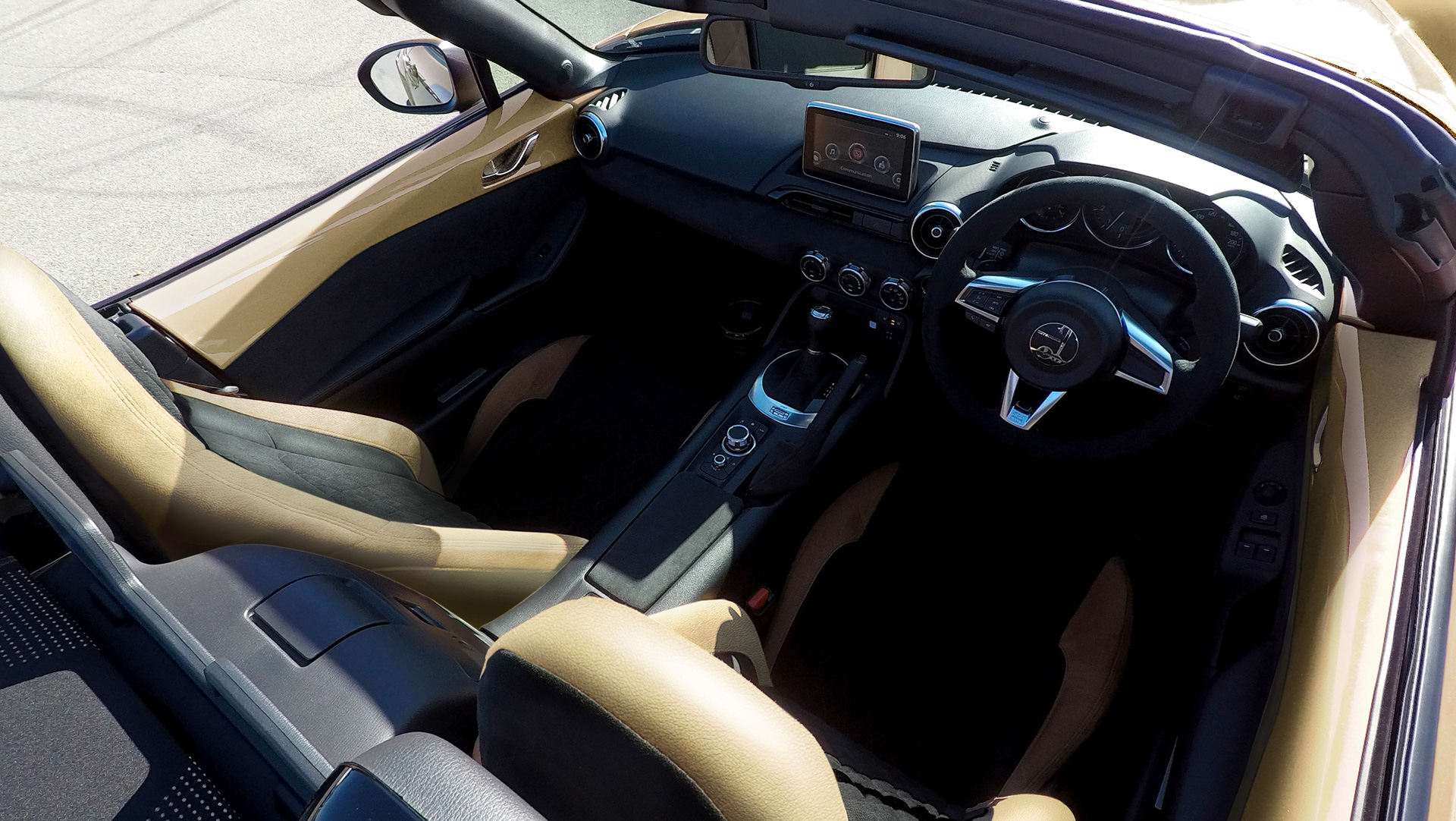 カラードドアアッパートリム（ボディ同色）