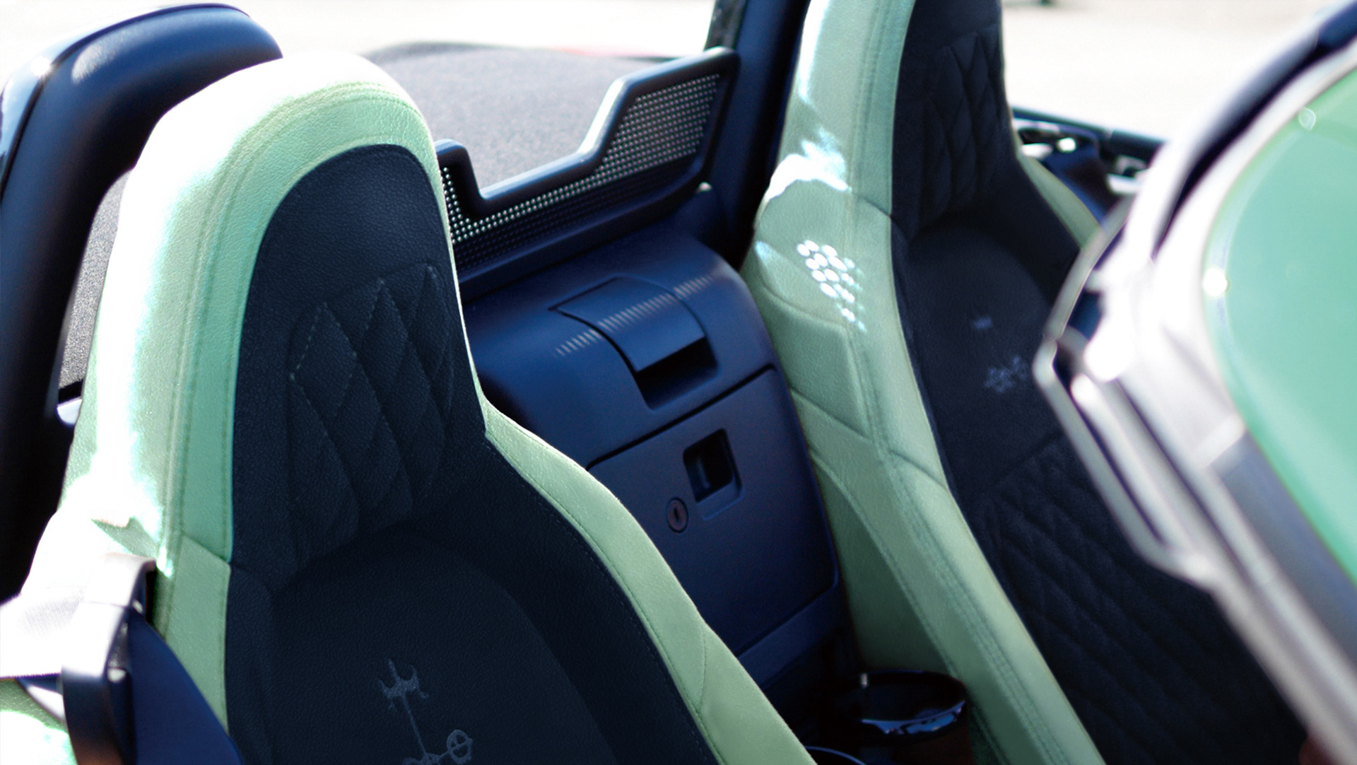 専用レザーシート（ボディ近似色/合成皮革）