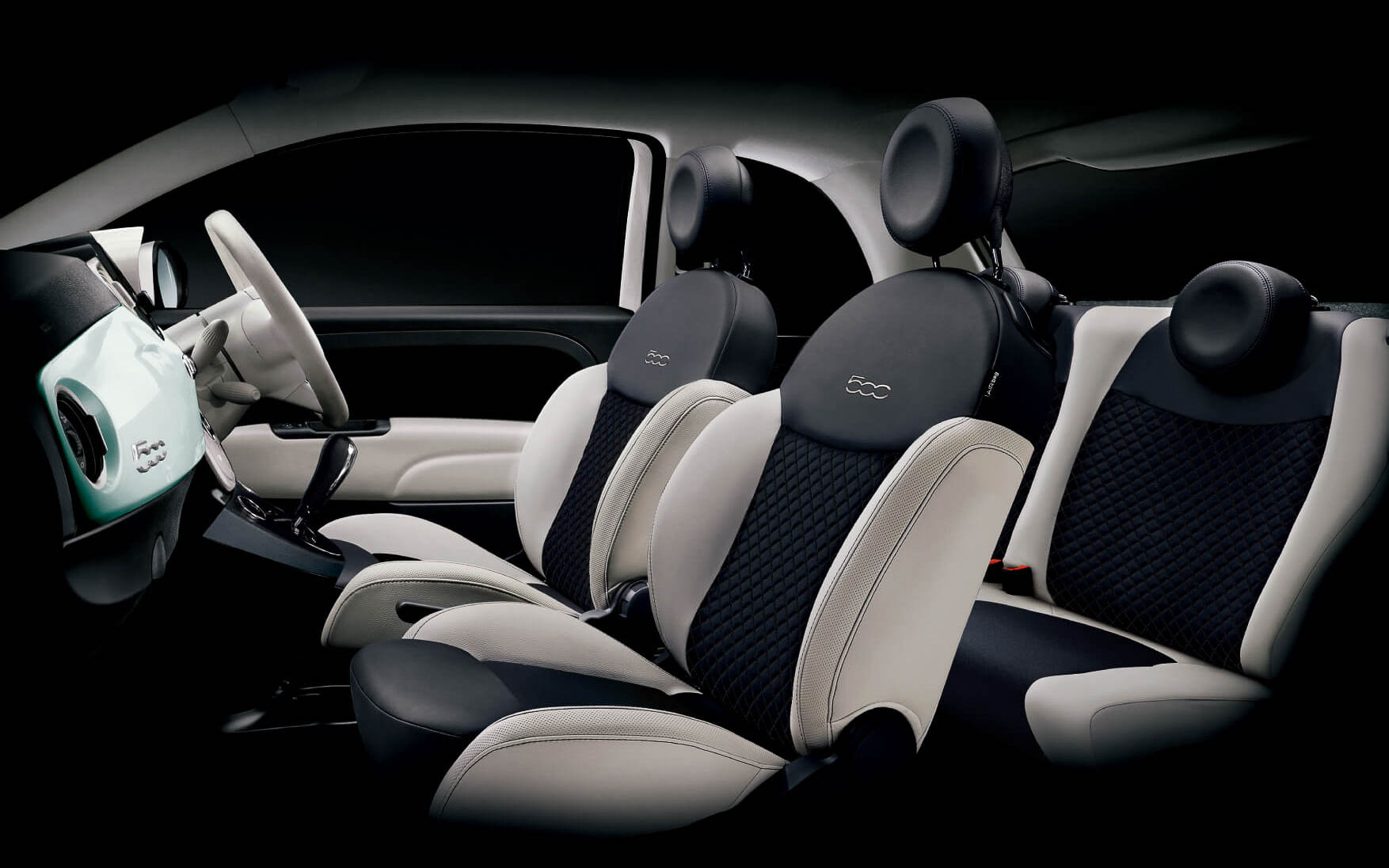 ダッシュボードにはボディカラーとおそろいの「ルジアーダ グリーン」を採用