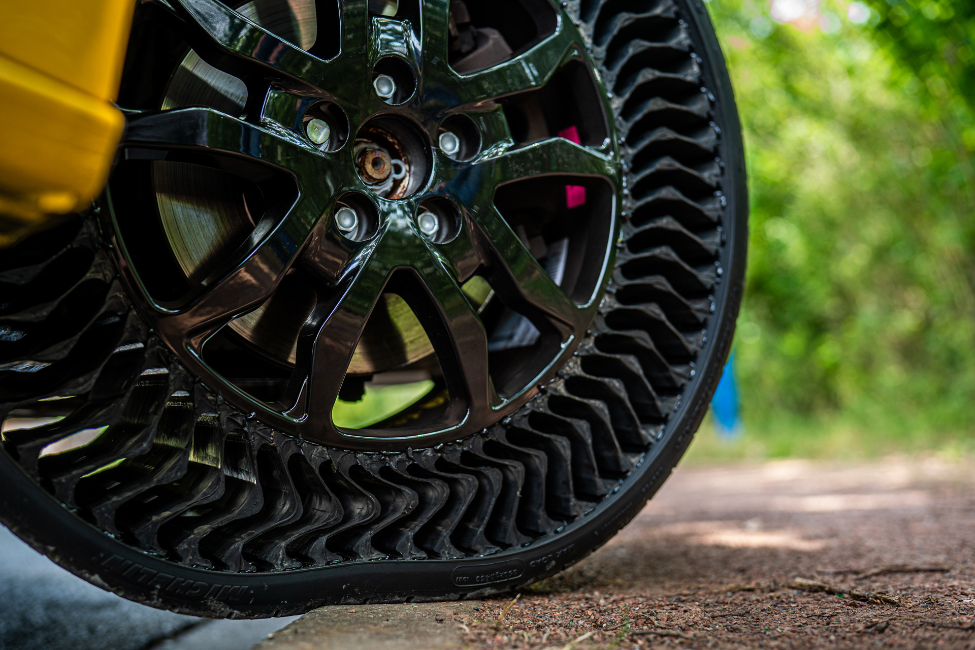 アプティス“UPTIS”は“Unique Puncture-proof Tire System”の頭字語