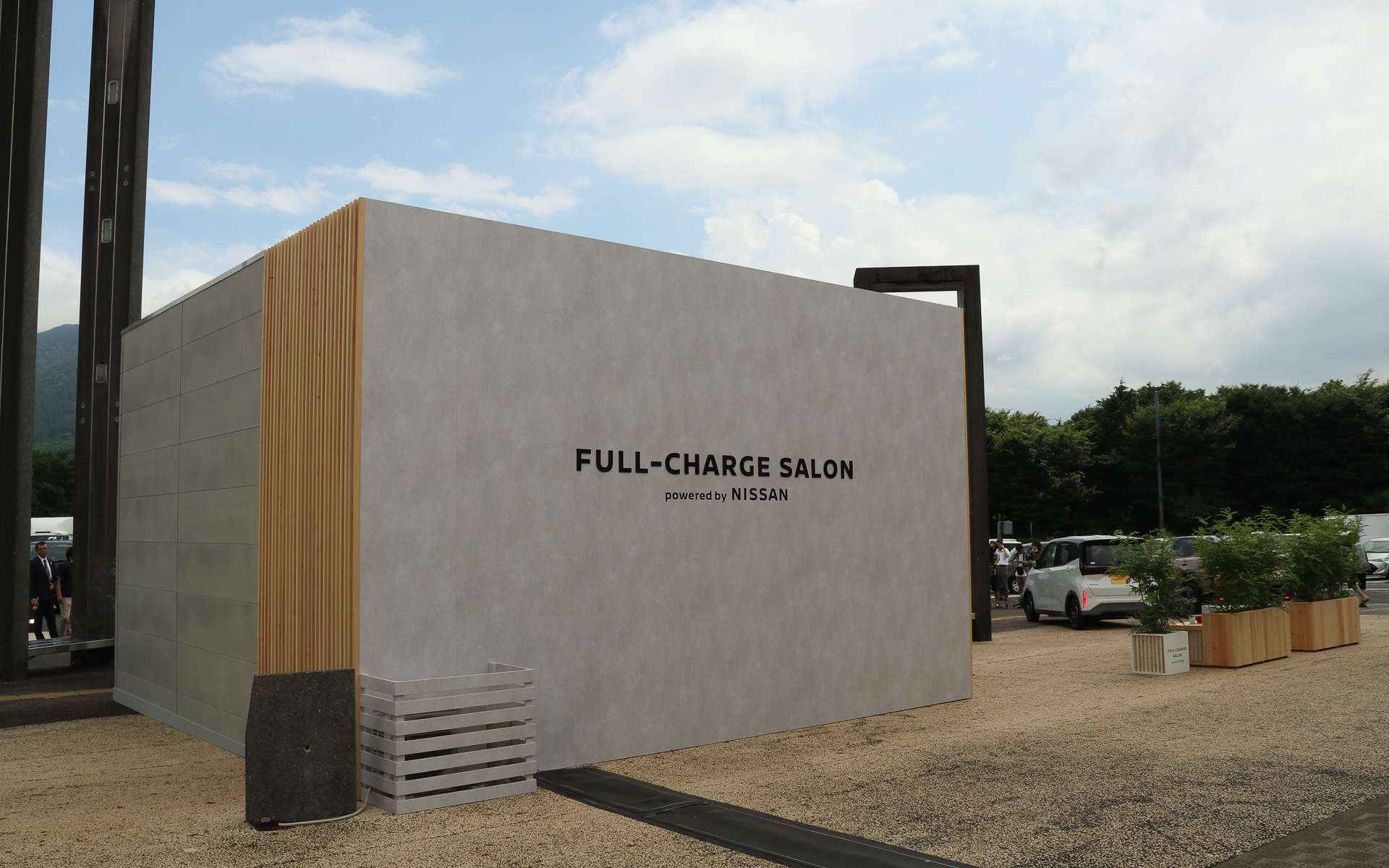 側面の駐車スペースにクルマを止めた人が後方を通過するときにも気付いてもらえるよう、施設背面にもFULL-CHARGE SALONのロゴを設定