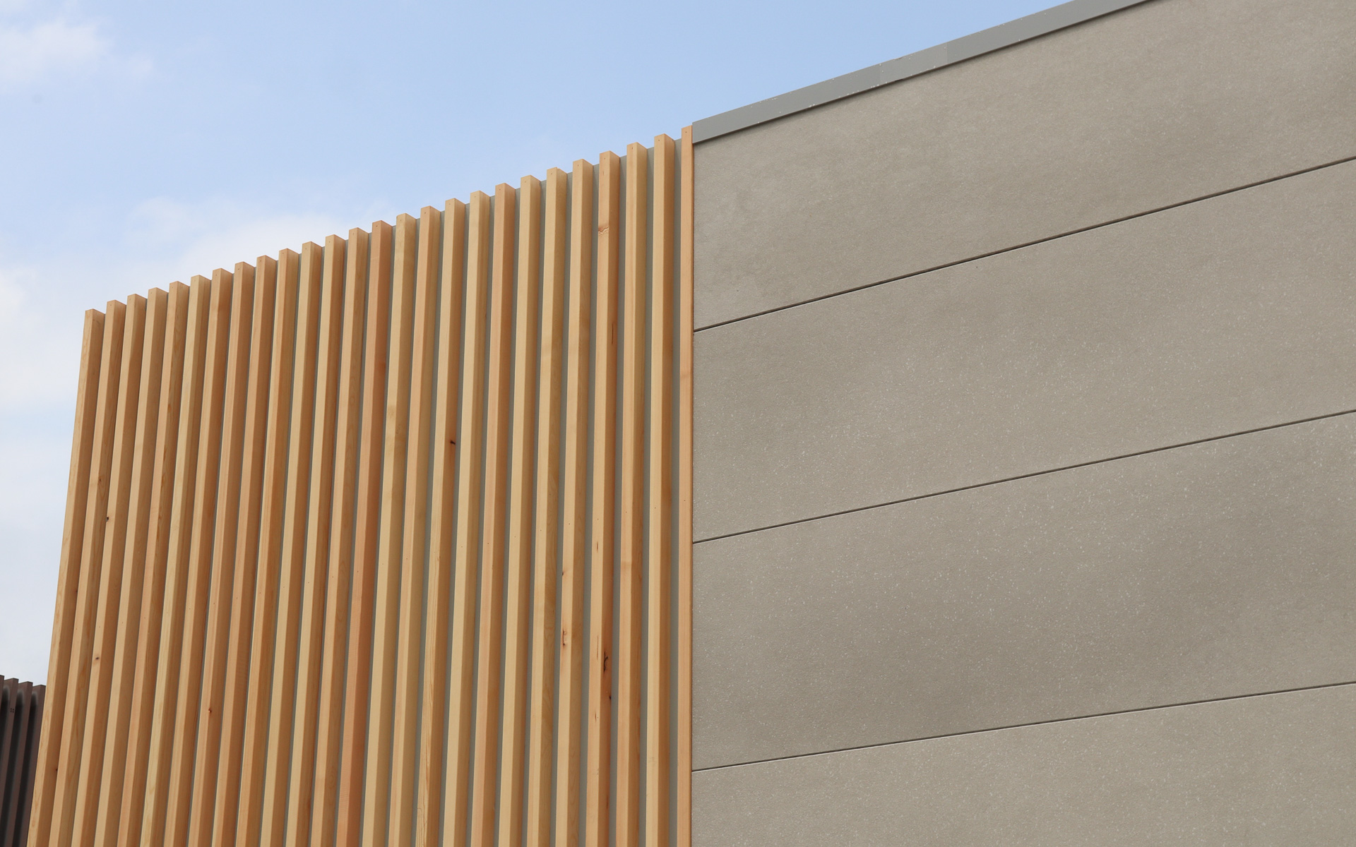 施設の外装には再生素材の「SOLIDO」や木材を使ってサステナブルさをアピール