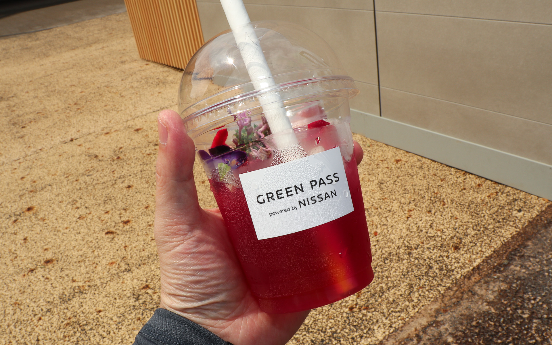 筆者も2種類のうちフラワリージュースを飲ませていただいたが、オーガニックローズと果物の爽やかな風味にバニラがアクセントを効かせて、甘さに続いて多彩な香りが口の中に広がるほか、ジュースに混ぜ込まれたジャスミンティーのゼリーが不意にストローから飛び出してくる不思議な刺激も用意され、スッと意識が覚醒する気分まで味わえた