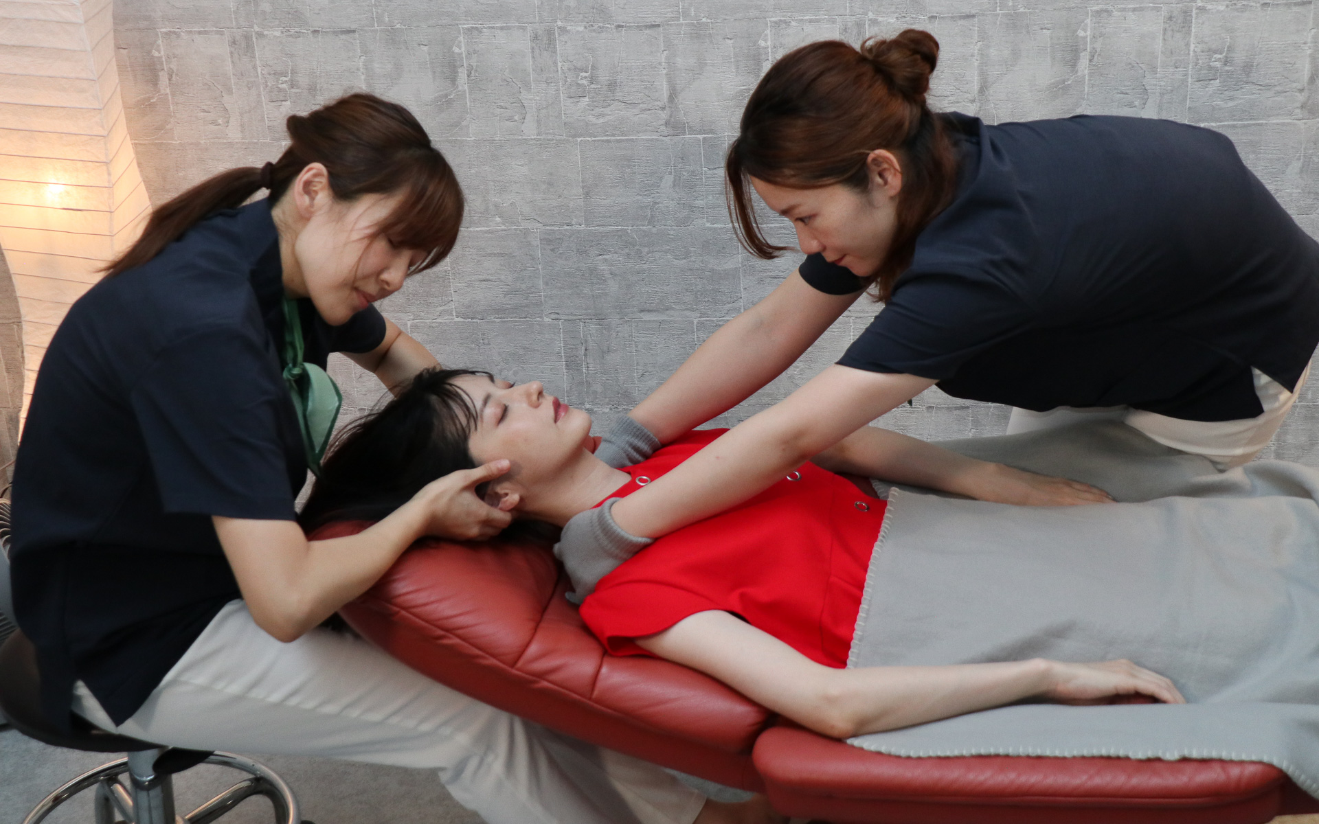 施術は本来約20分のメニューとなるが、時間の都合で10分に短縮した内容でリラクゼーションメニューを体験