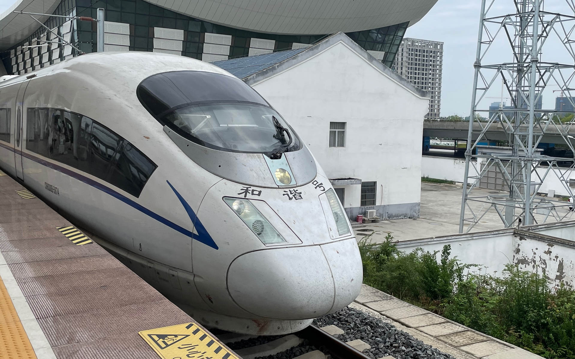 CRH。ドイツ型のようです。東海道新幹線ほどじゃないけど、かなり頻繁にやってくる