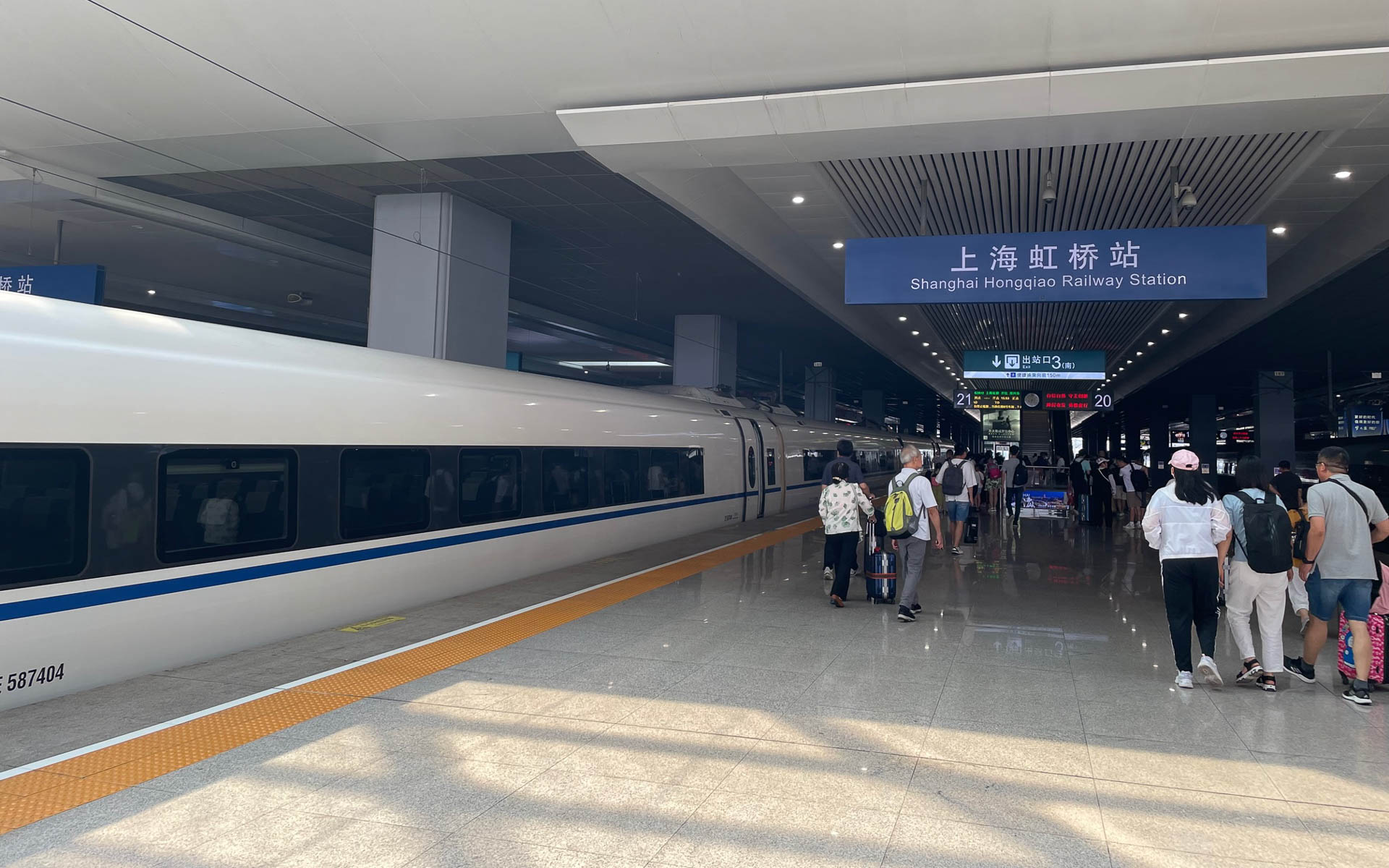 上海虹橋駅。ホームが広いのがうらやましい